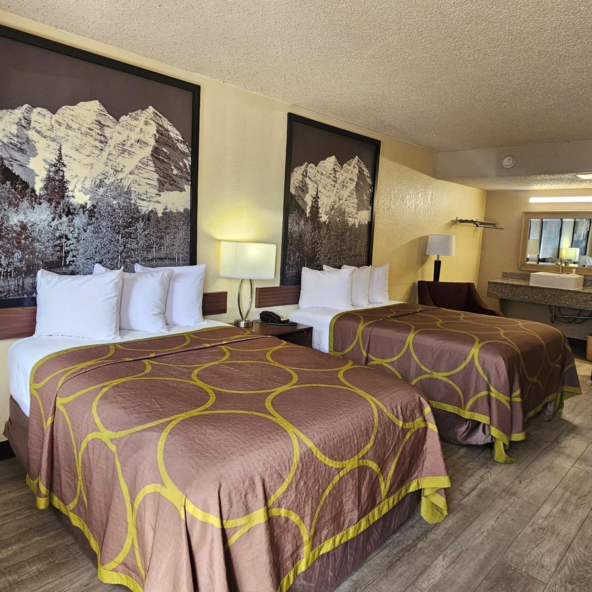 Double Room with Two Double Beds - Non-Smoking - Photo 2