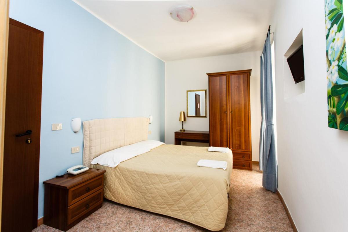 Double or Twin Room photo 3