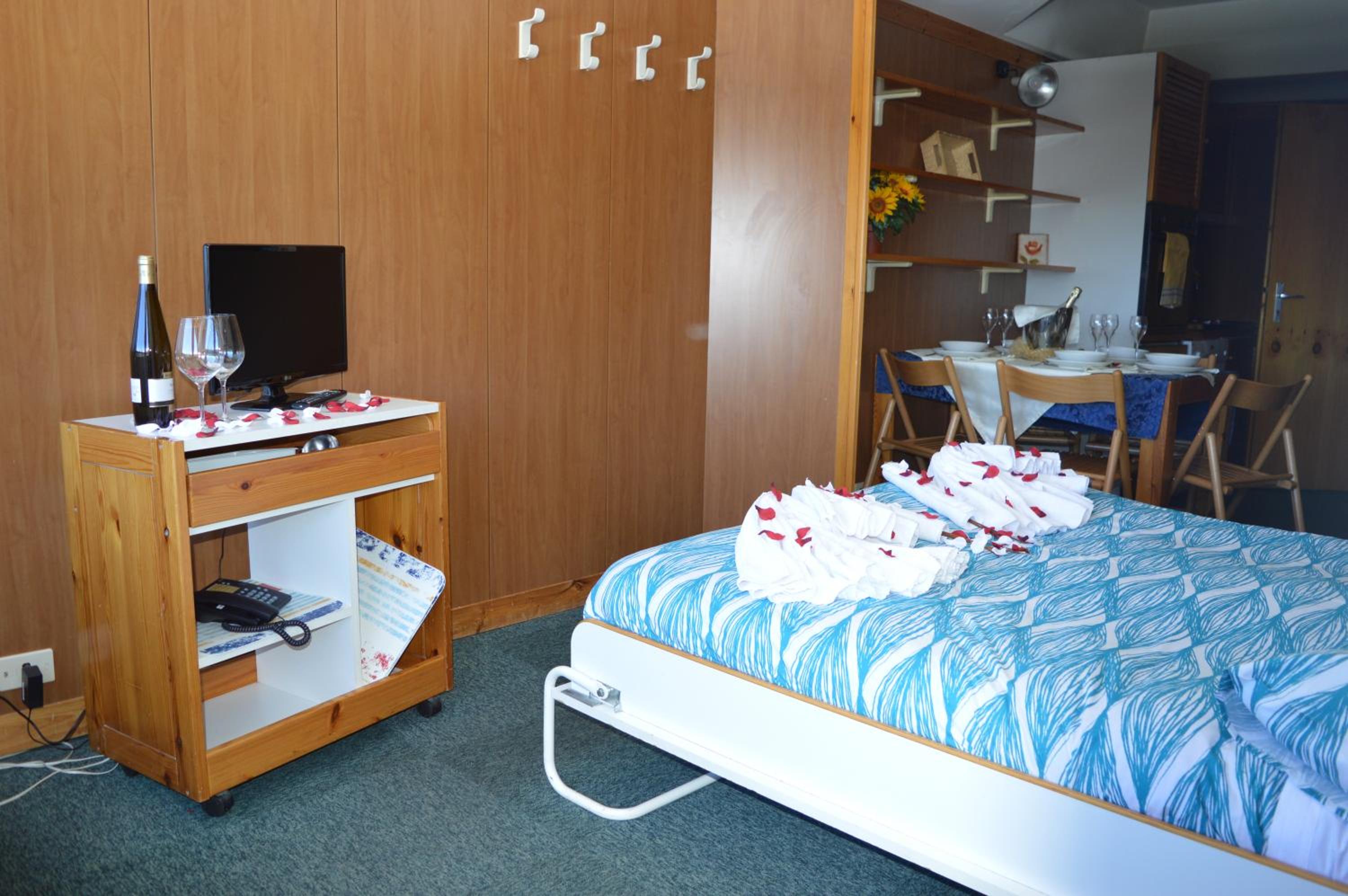 One Bedroom Apartment with Mountain View (5 Adults) photo 2