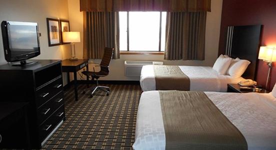 Queen Room with Two Queen Beds - Non-Smoking - Photo 6