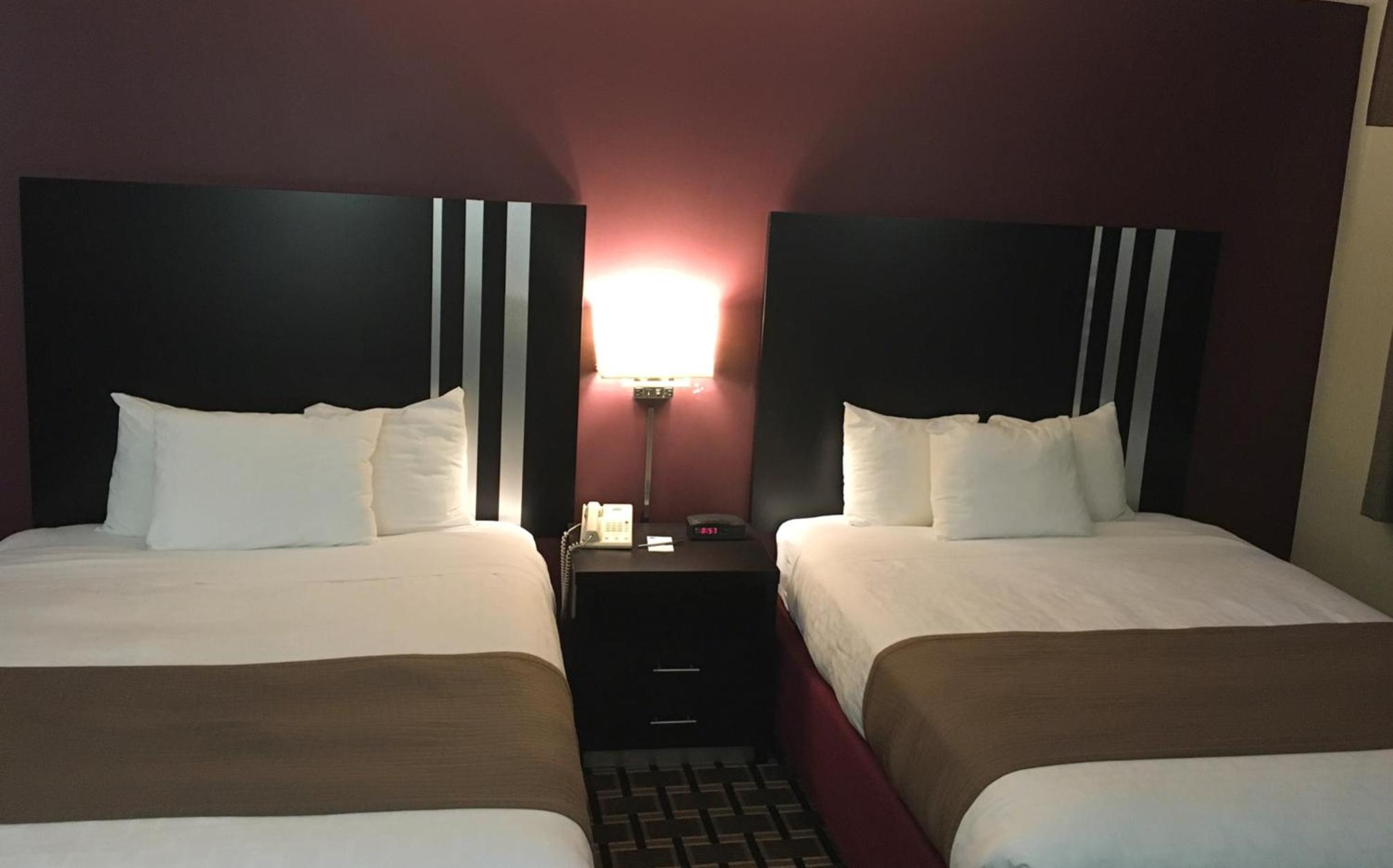 Queen Room with Two Queen Beds - Non-Smoking - Photo 5