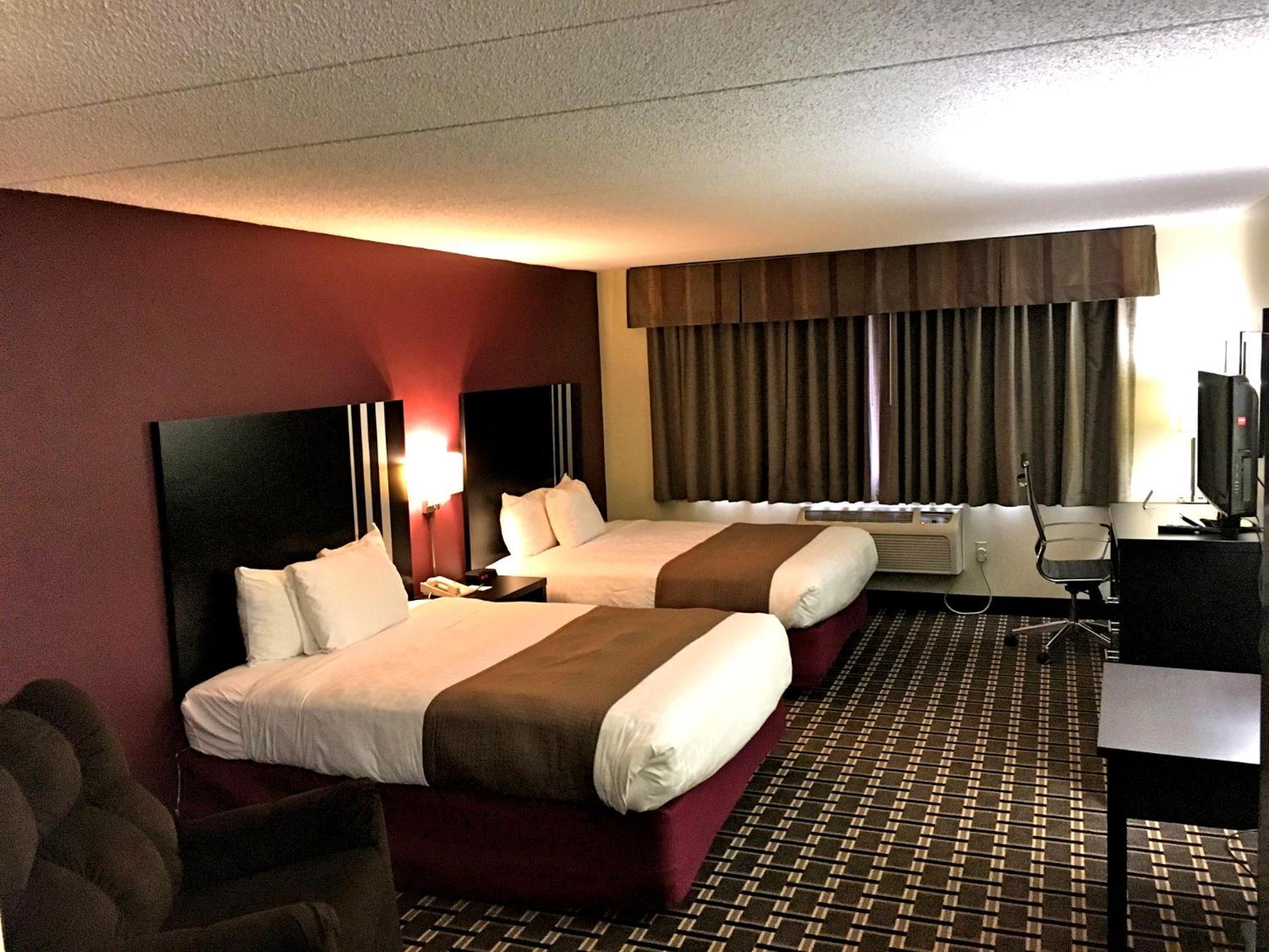 Queen Room with Two Queen Beds - Non-Smoking - Photo 4