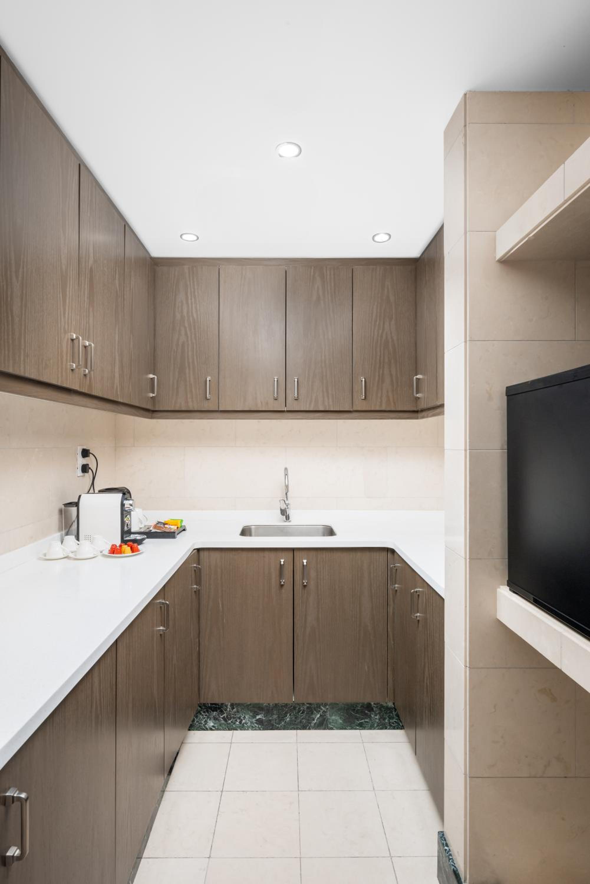 Executive Suite - Photo 3