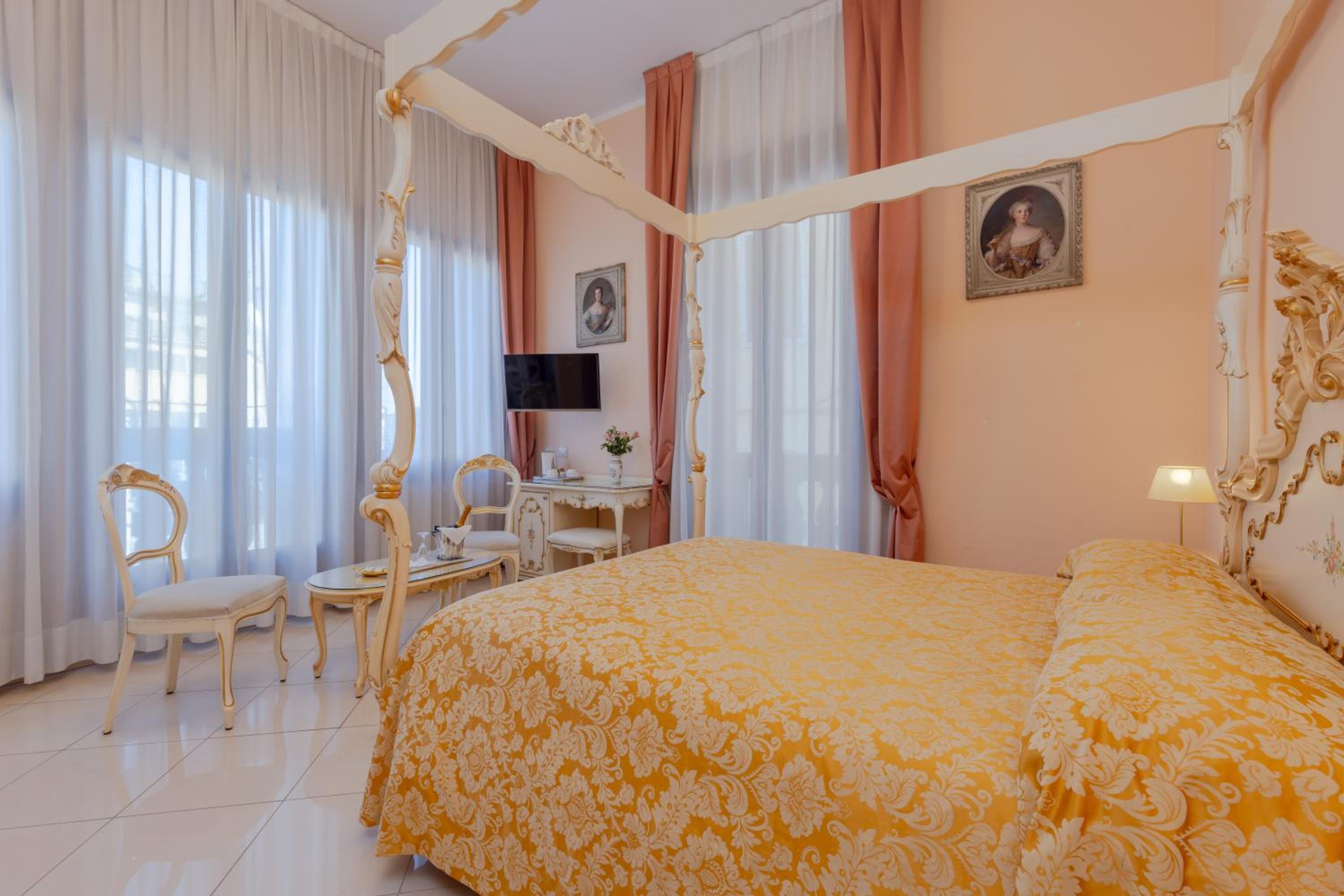 Deluxe Double Room with Balcony photo 1