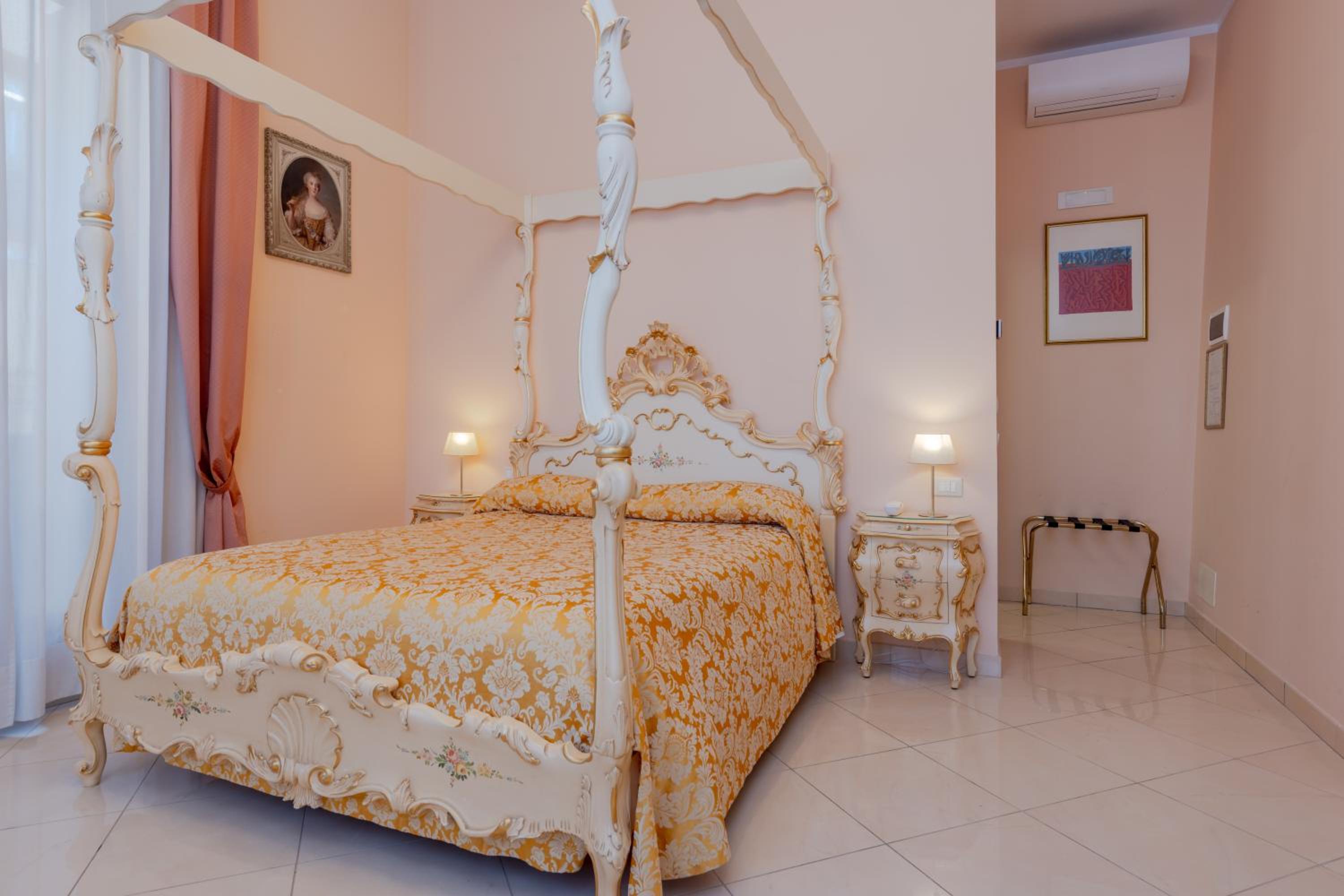 Deluxe Double Room with Balcony photo 3