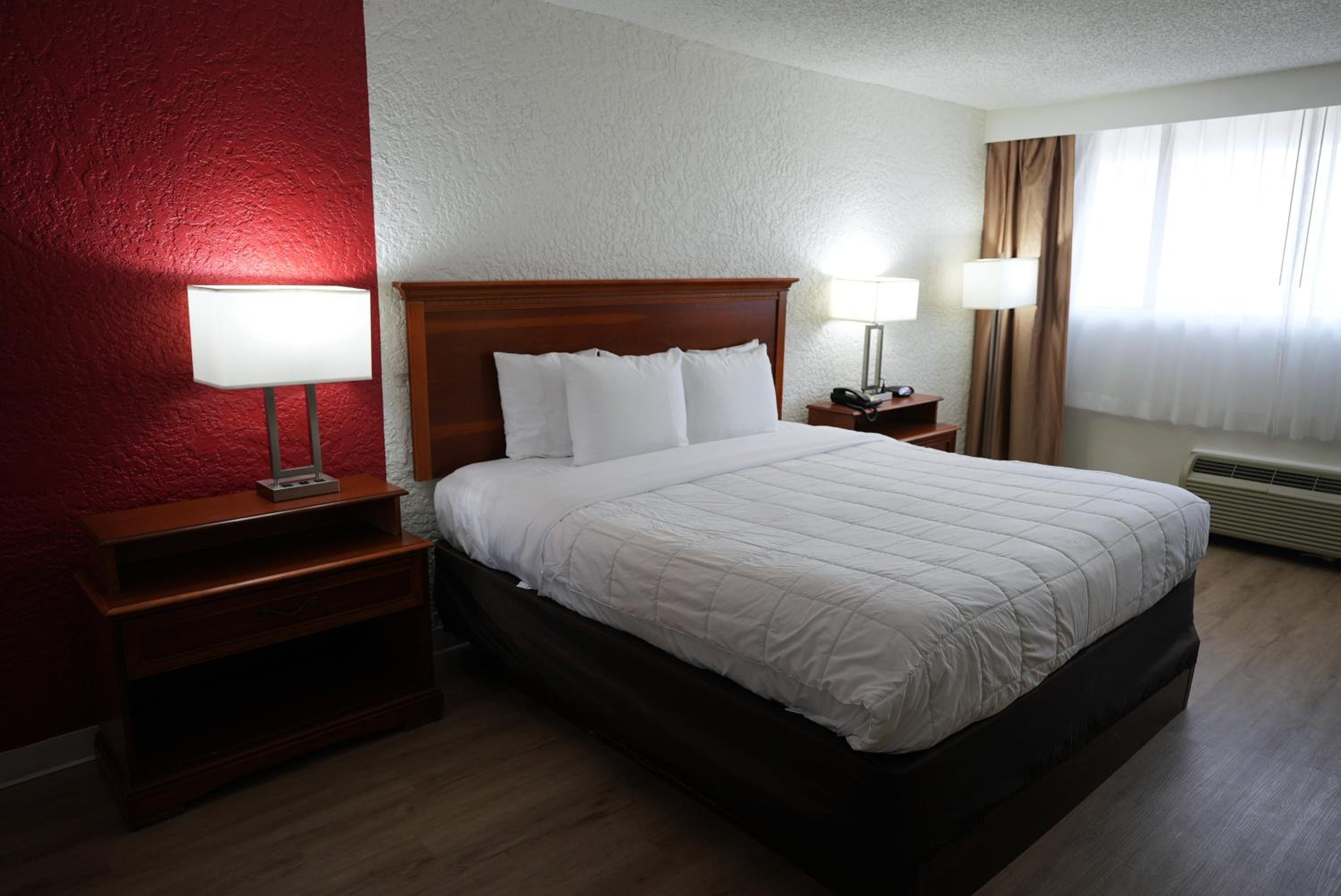 King Room - Accessible/Non-Smoking - Photo 2