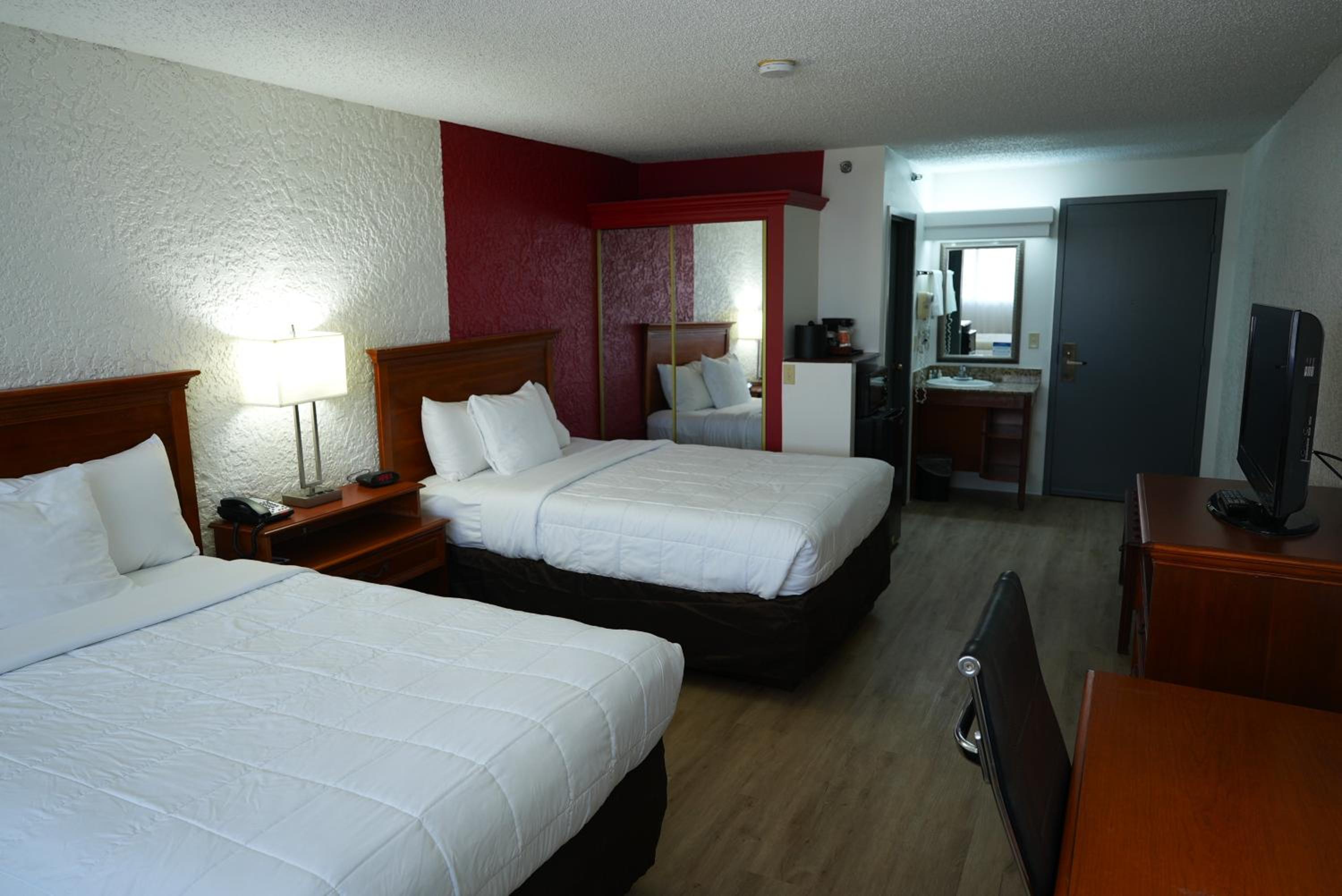 Quadruple Room with Two Queen Beds - Non Smoking - Photo 1
