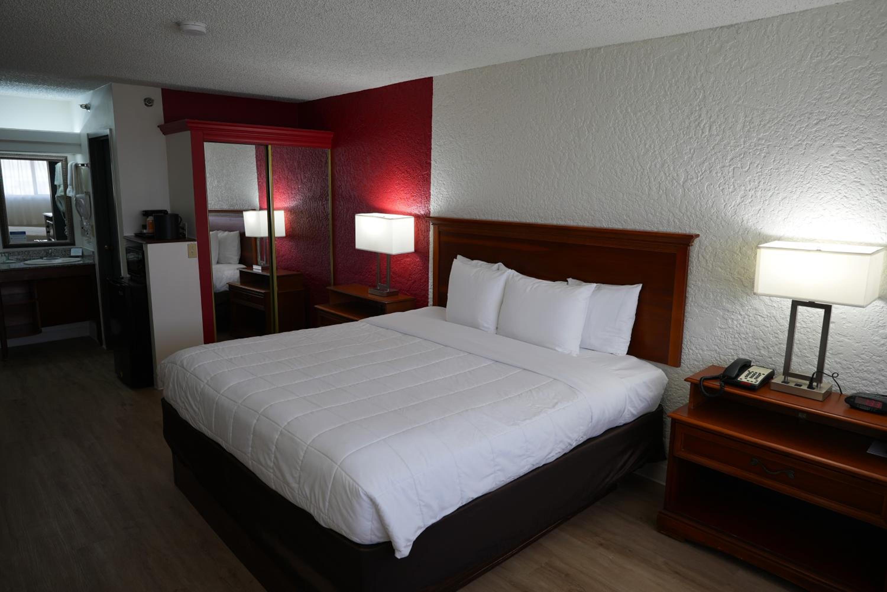 King Room - Accessible/Non-Smoking - Photo 1
