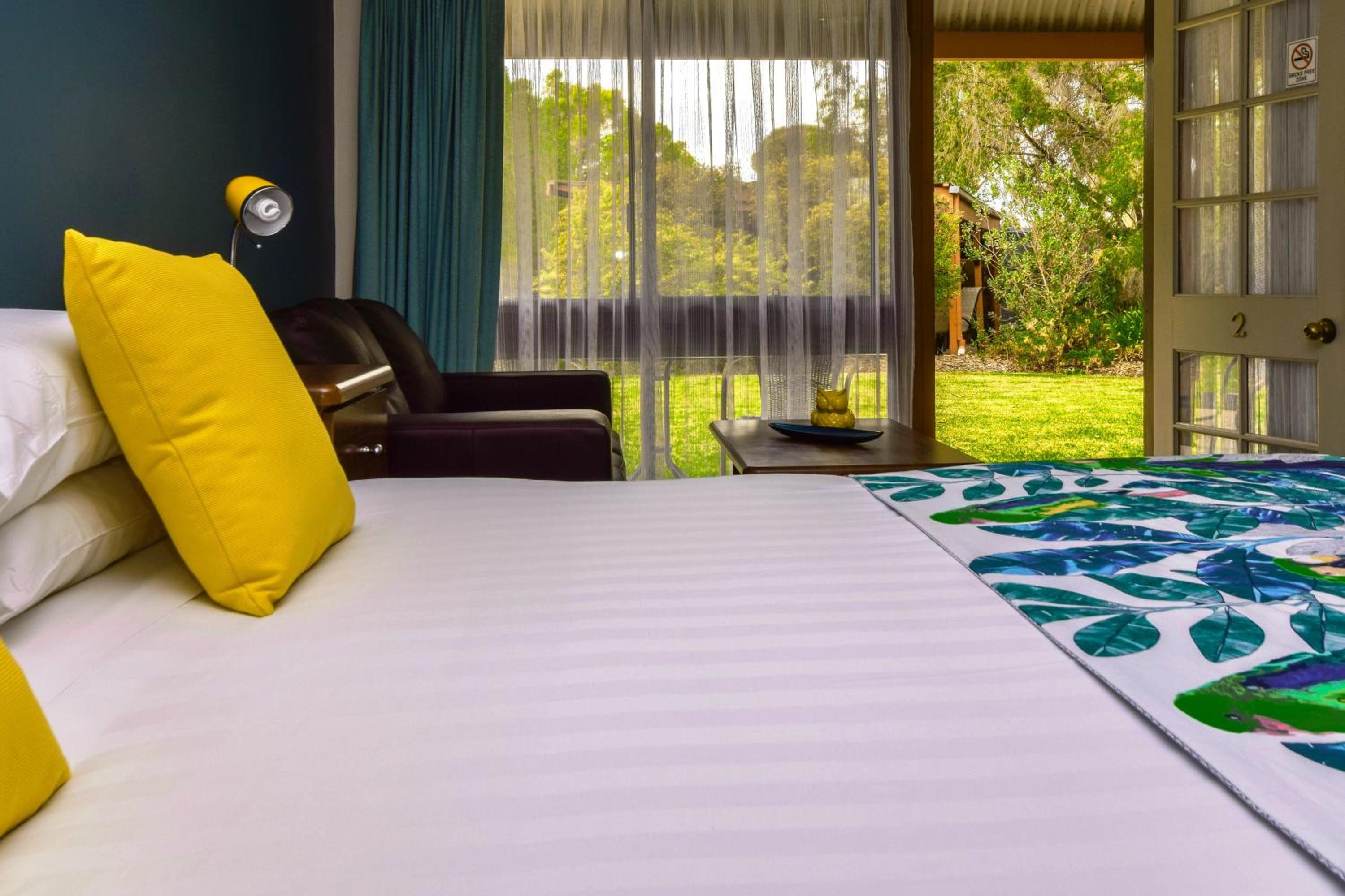 King Room with Spa Bath and Garden View photo 3