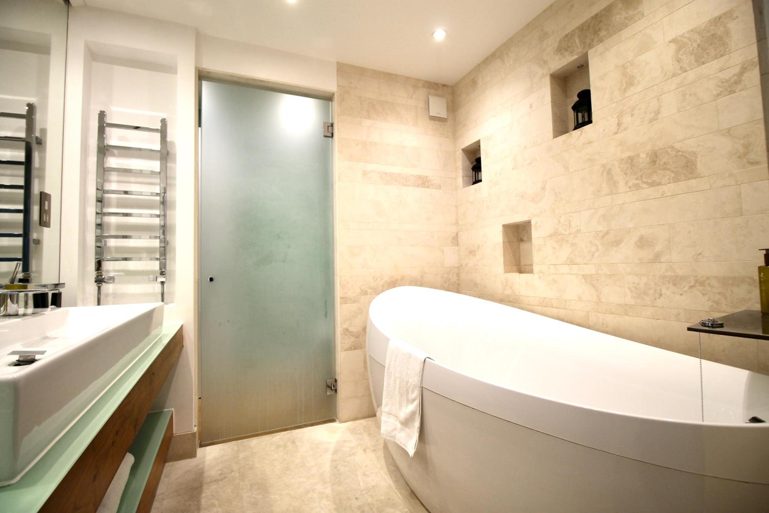 Elegant 1-Bed Apartment with Bathtub photo 3