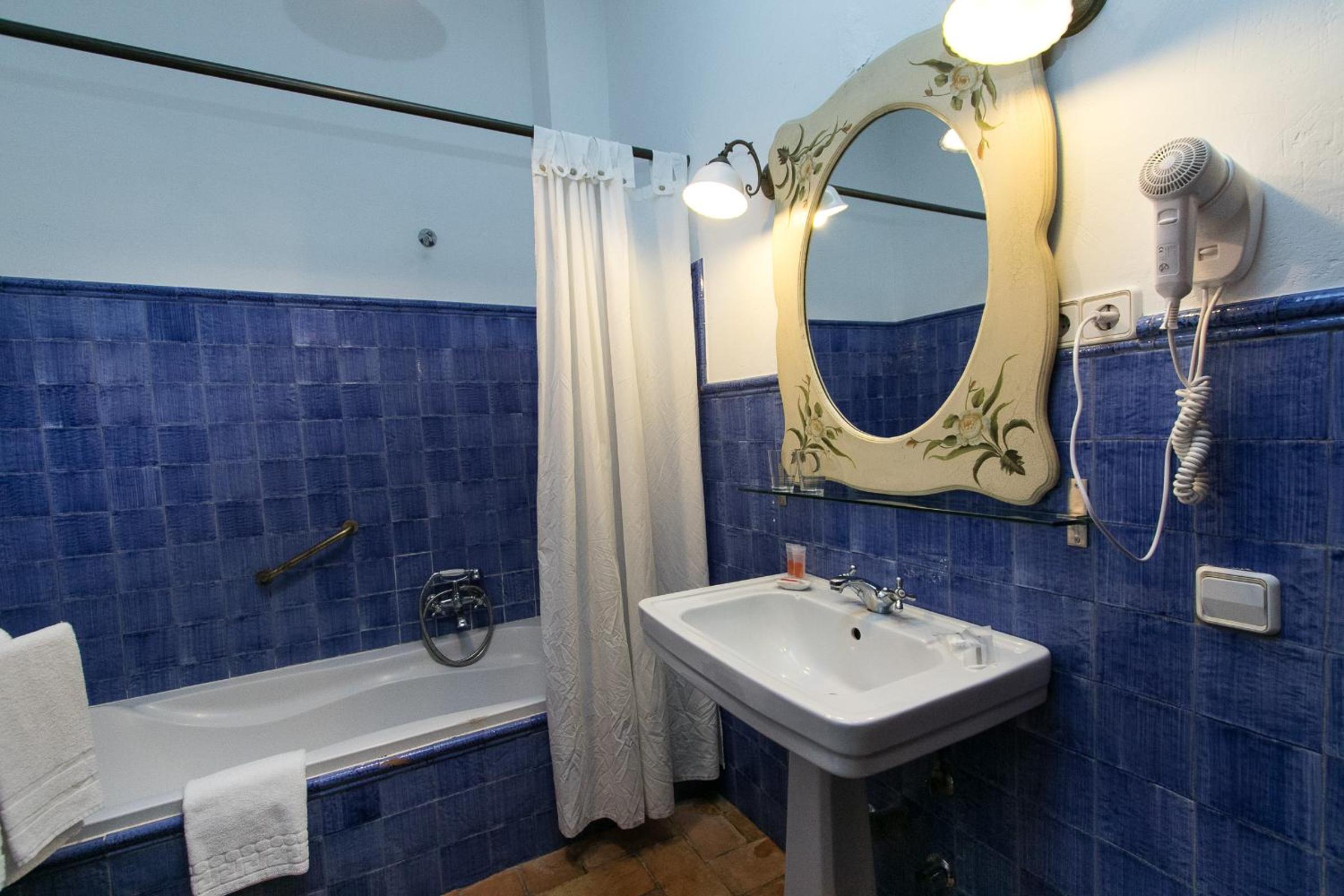 Deluxe Double Room - Photo 8