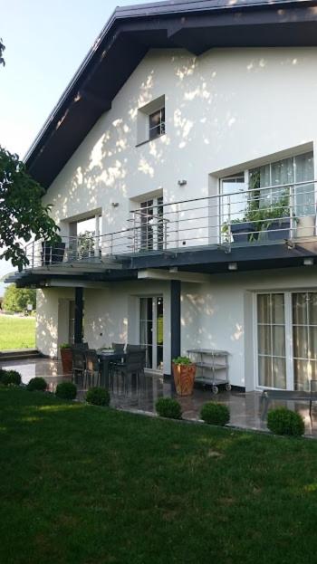 One-Bedroom Apartment with Garden View photo 2