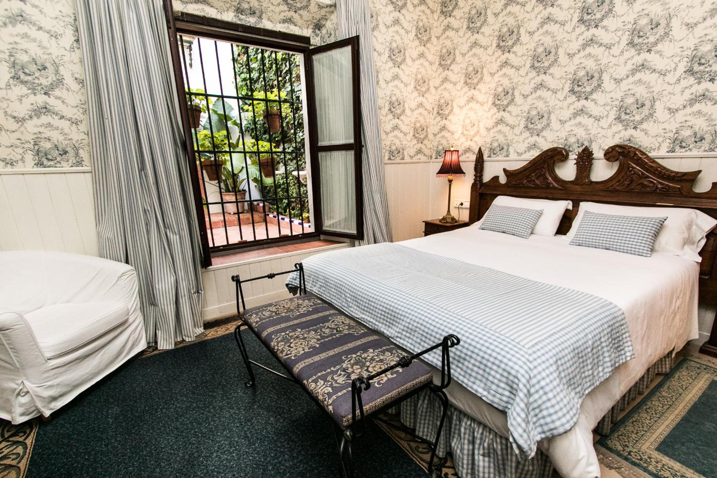 Deluxe Double Room - Photo 9