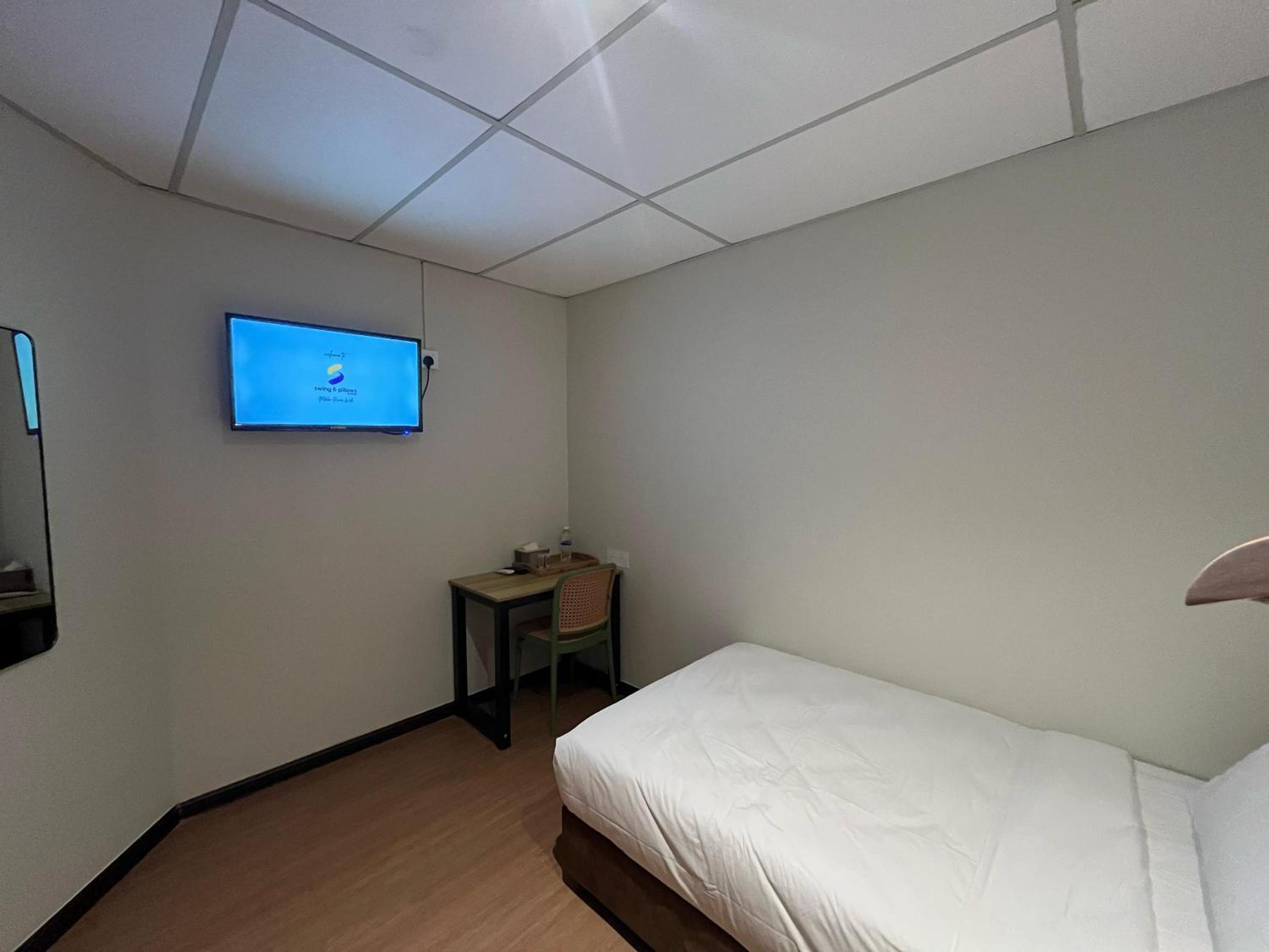 Deluxe Single Shared Bathroom