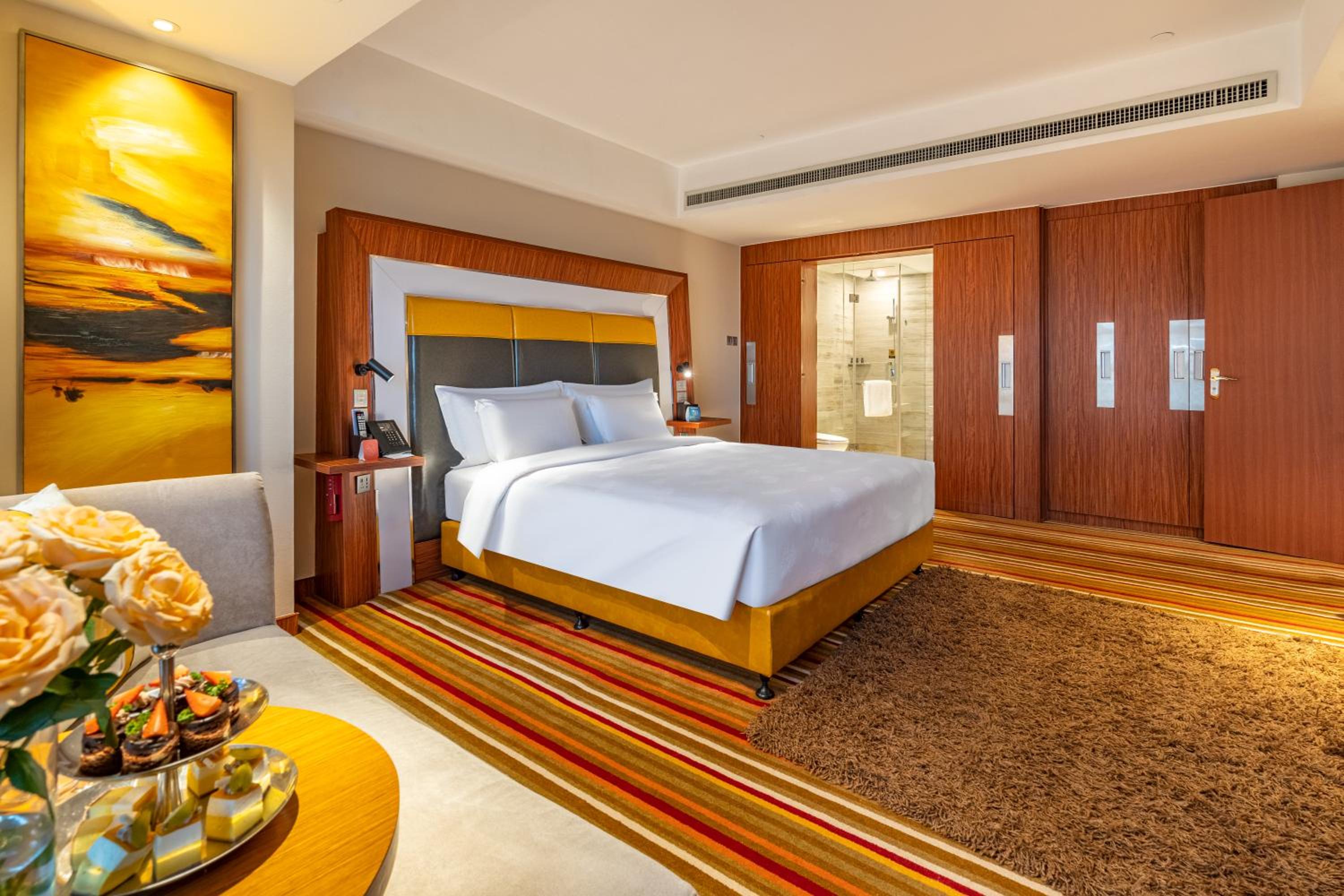 Superior King Room with City View
