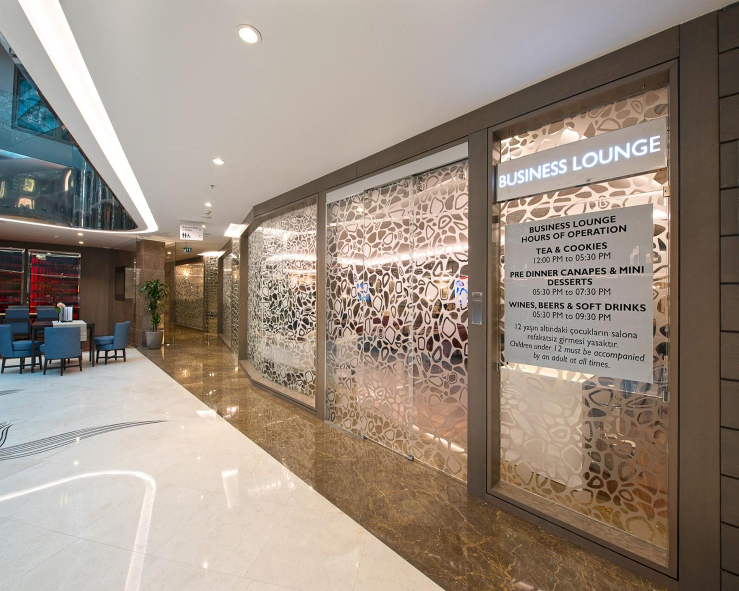 Suite with City View - Lounge Access - Photo 8