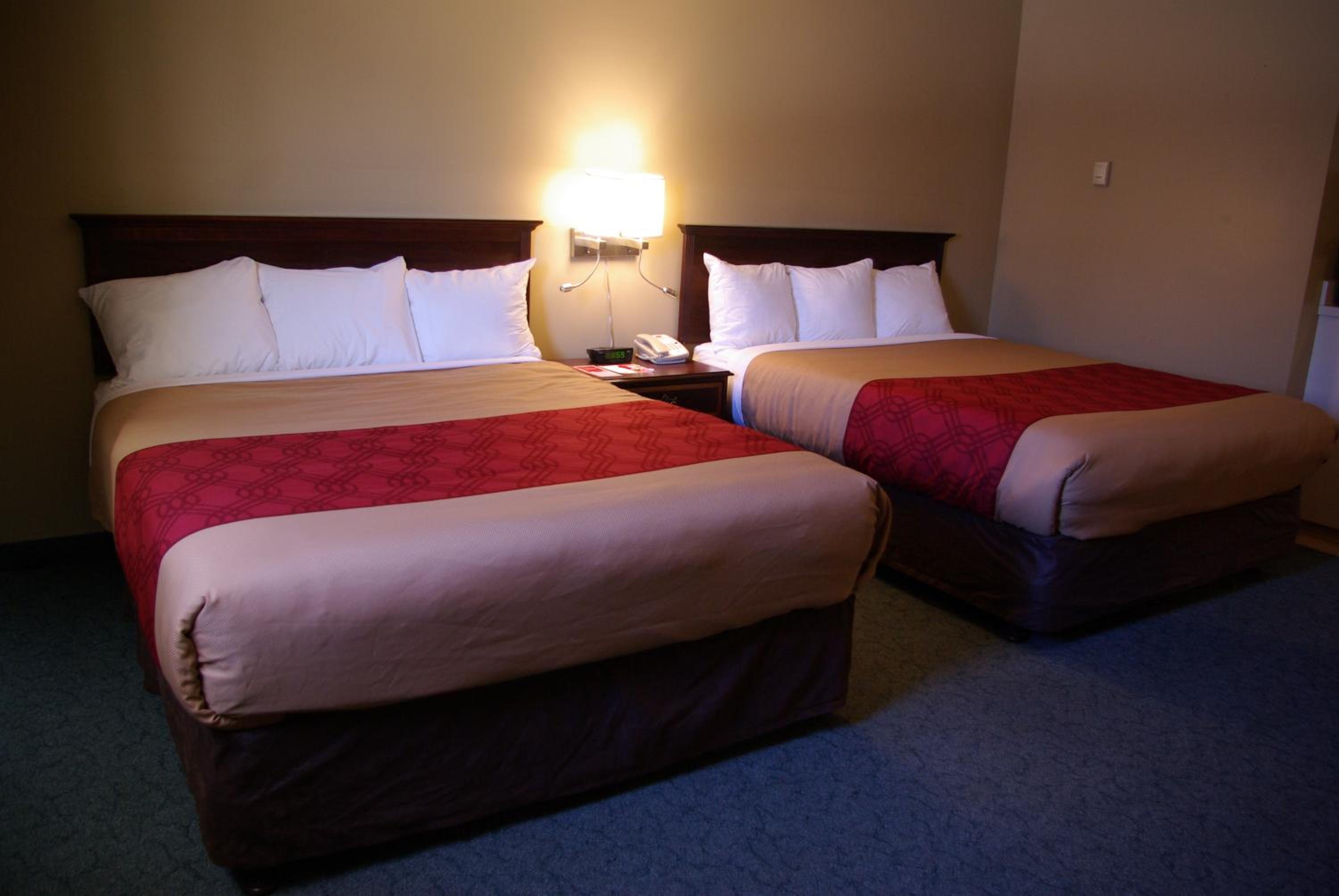 Queen Room with Two Queen Beds - Non-Smoking - Photo 7