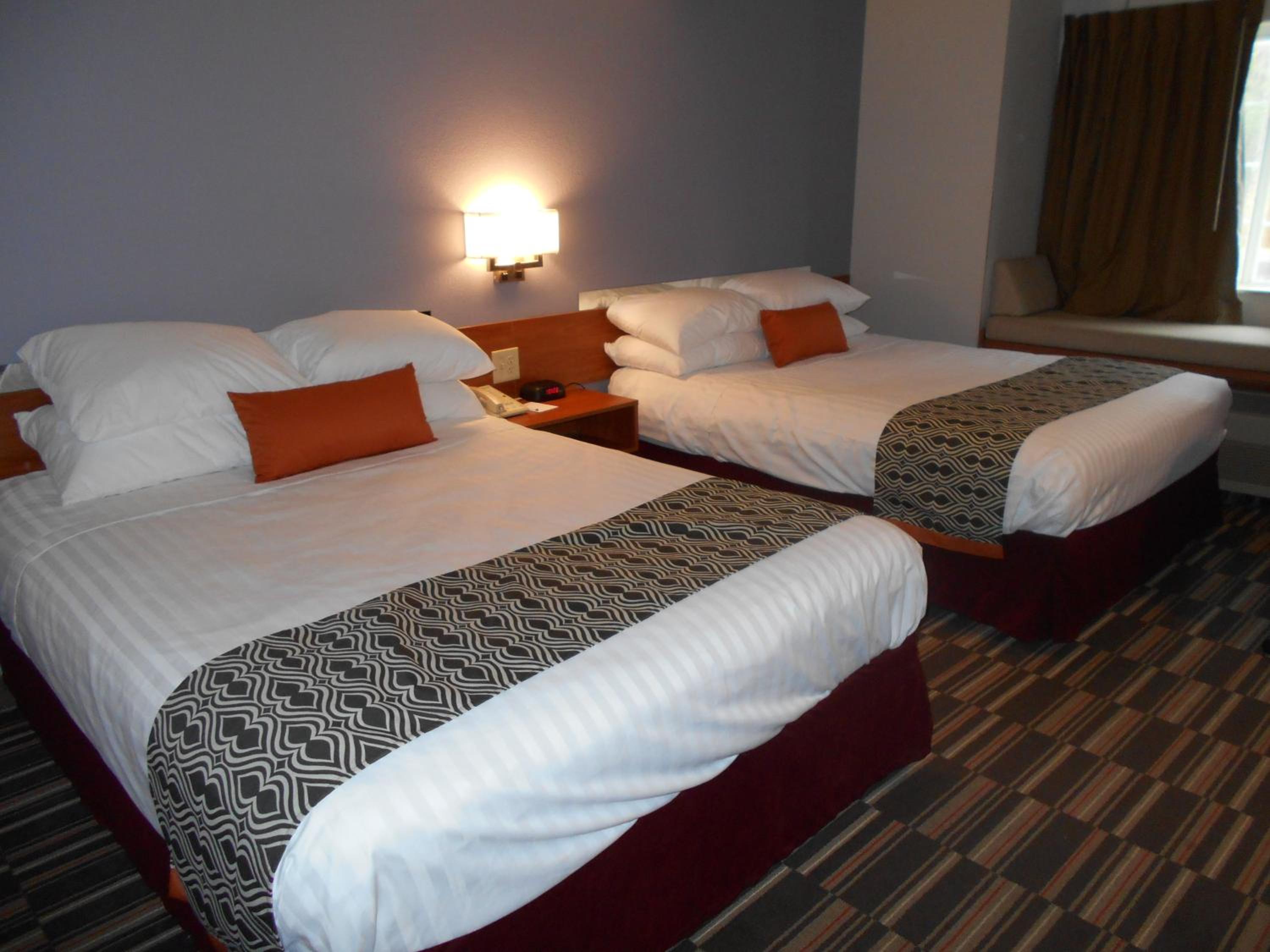 Queen Room with Two Queen Beds - Non-Smoking - Photo 3