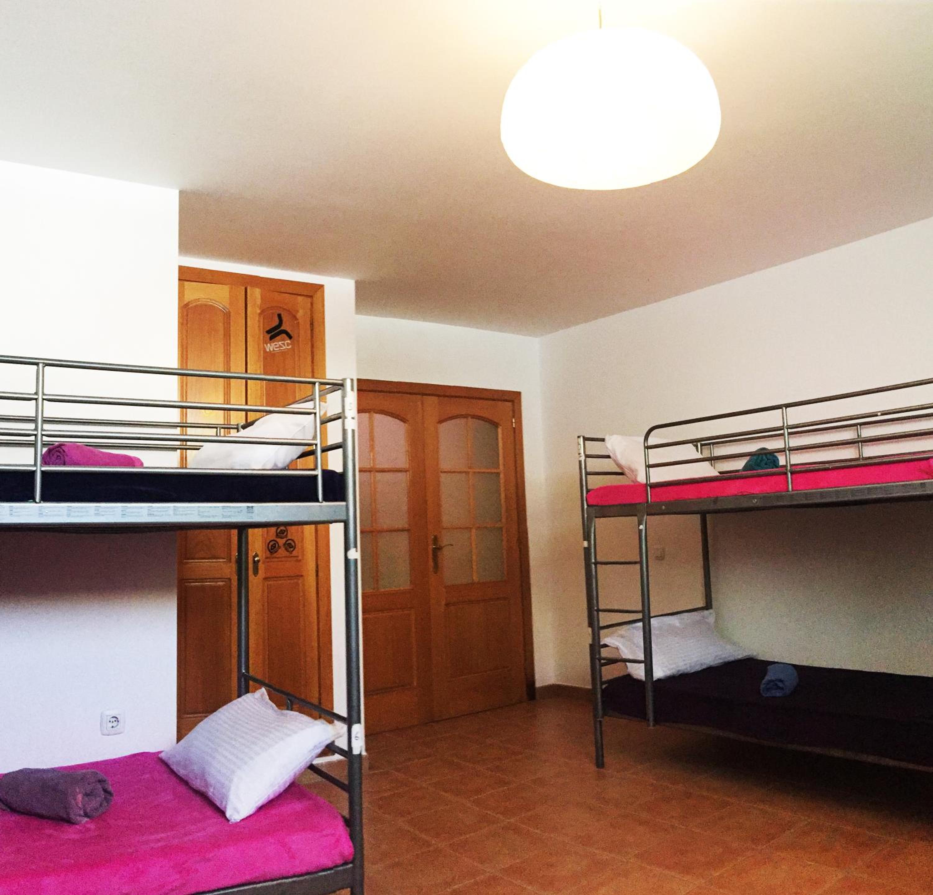 Cama individual en habitación compartida mixta