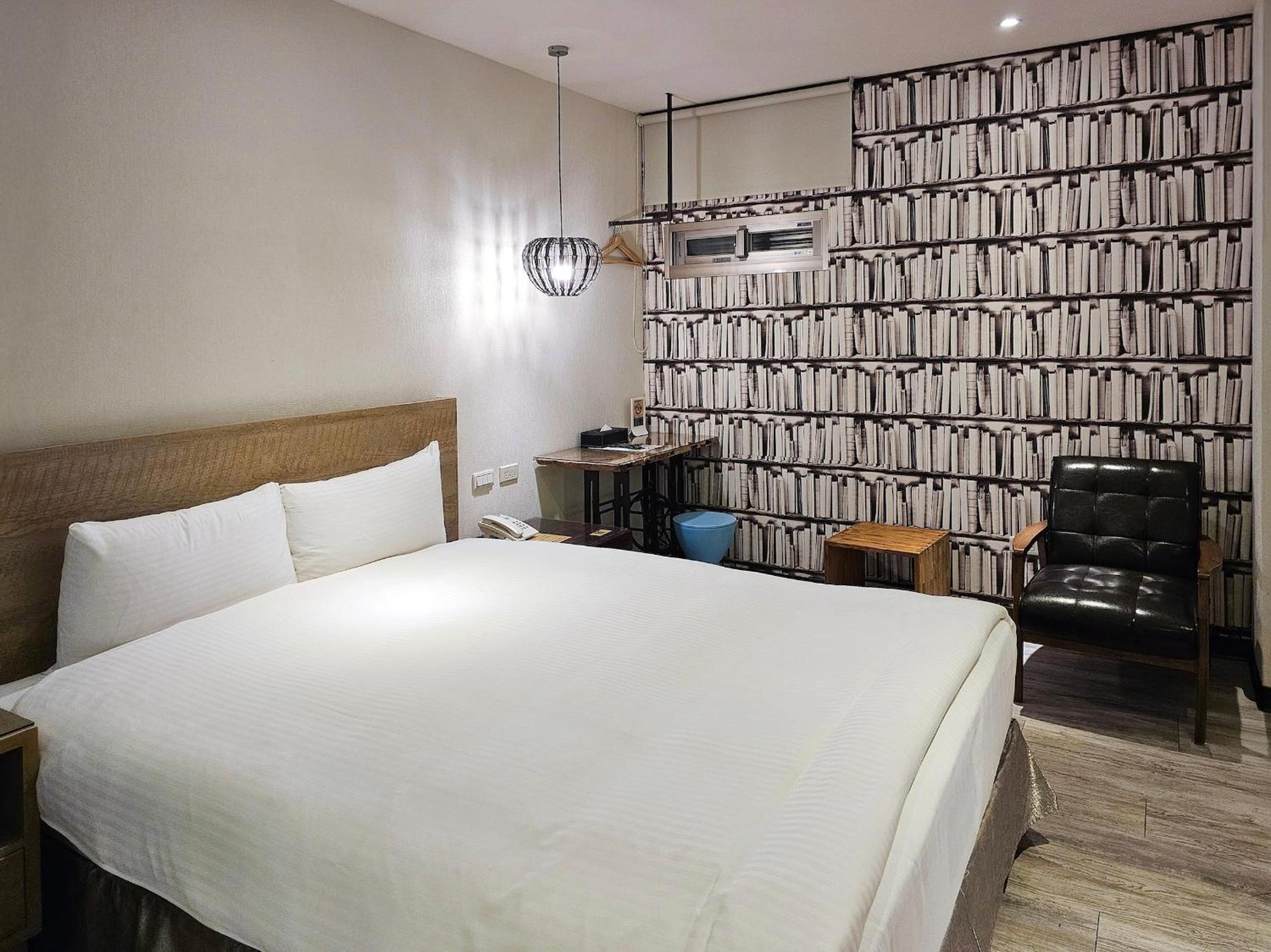 Standard Double Room without Window - Photo 2