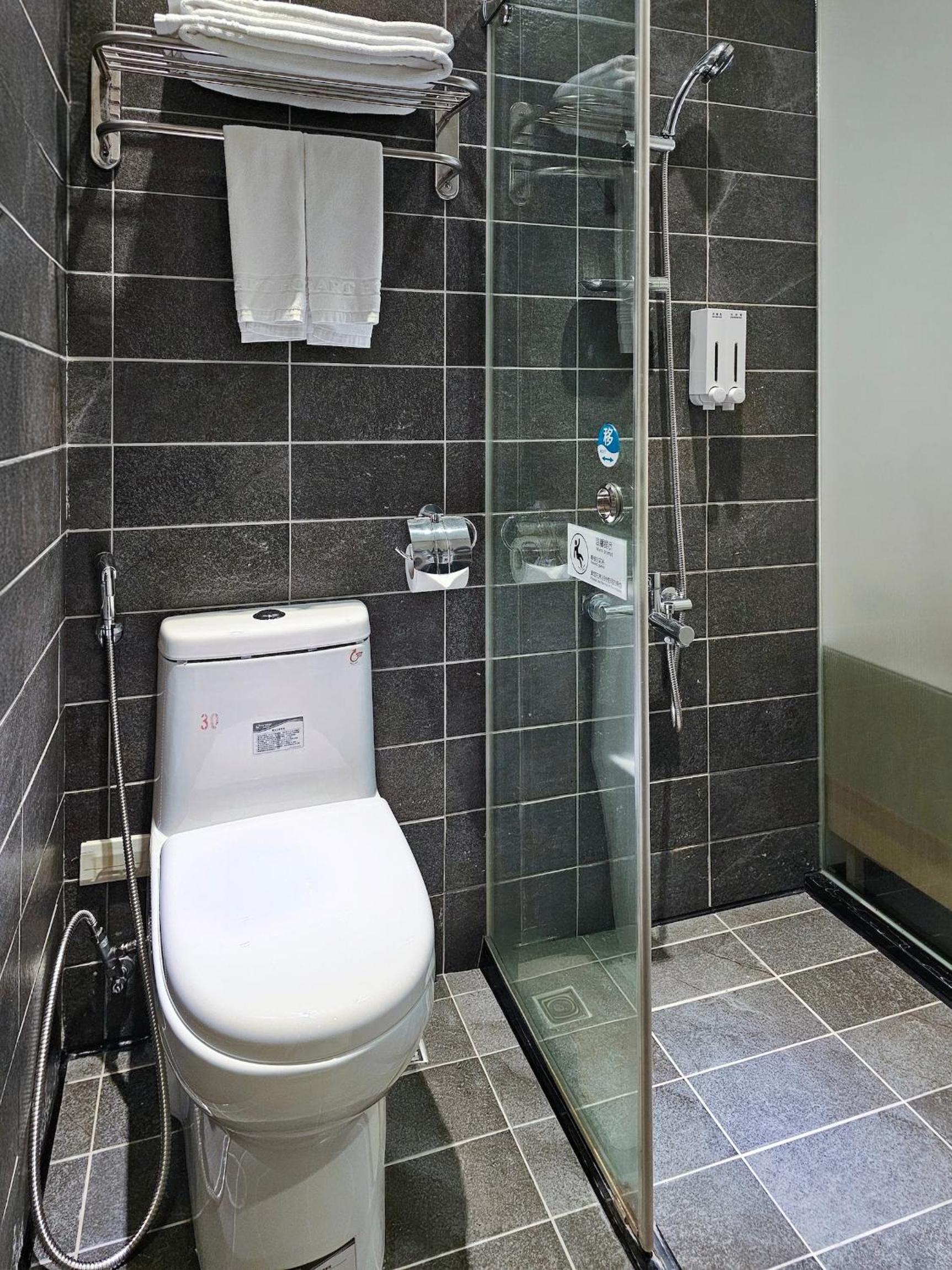 Standard Double Room without Window - Photo 4