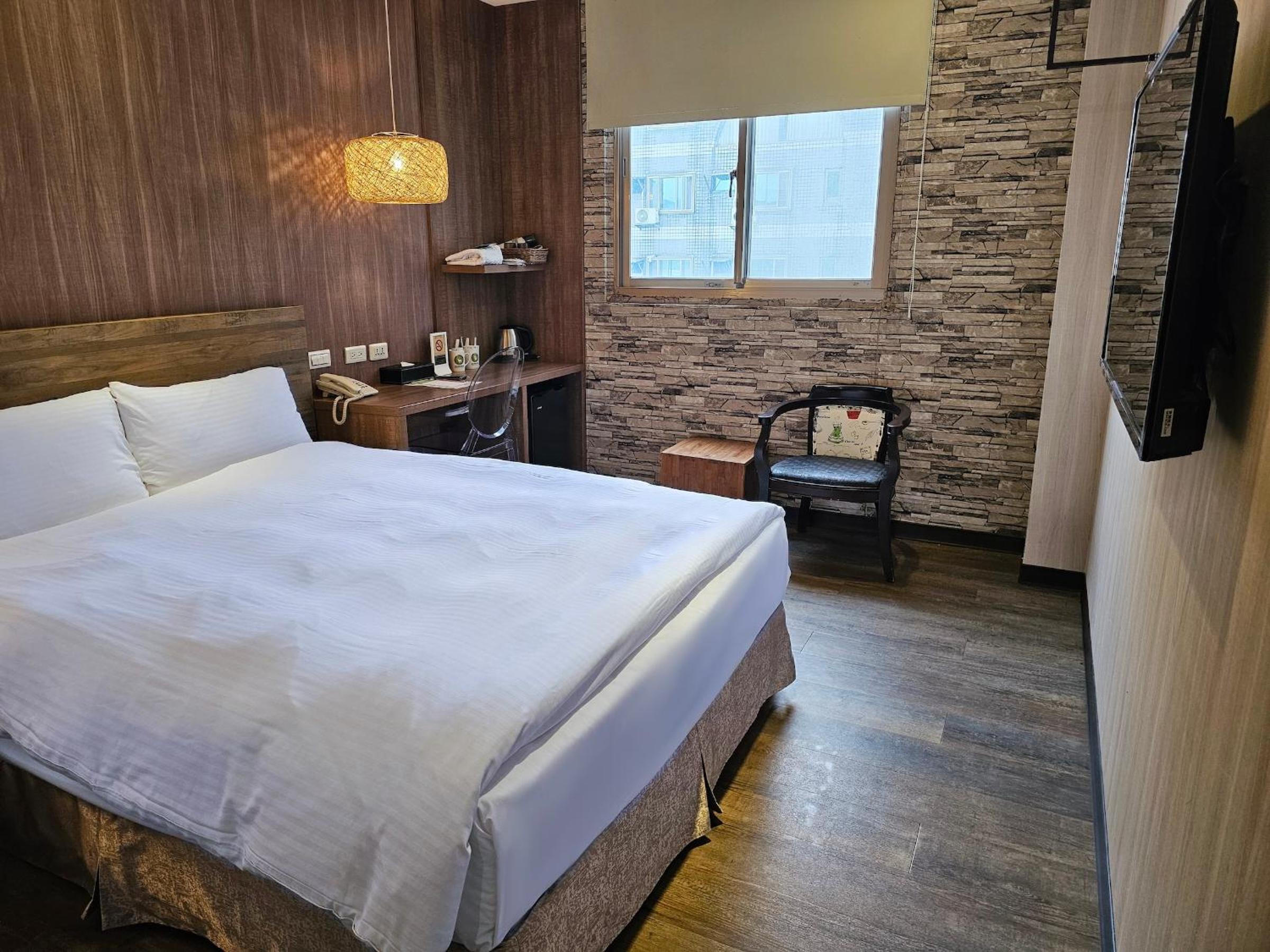Deluxe Double Room with Bath - Photo 2