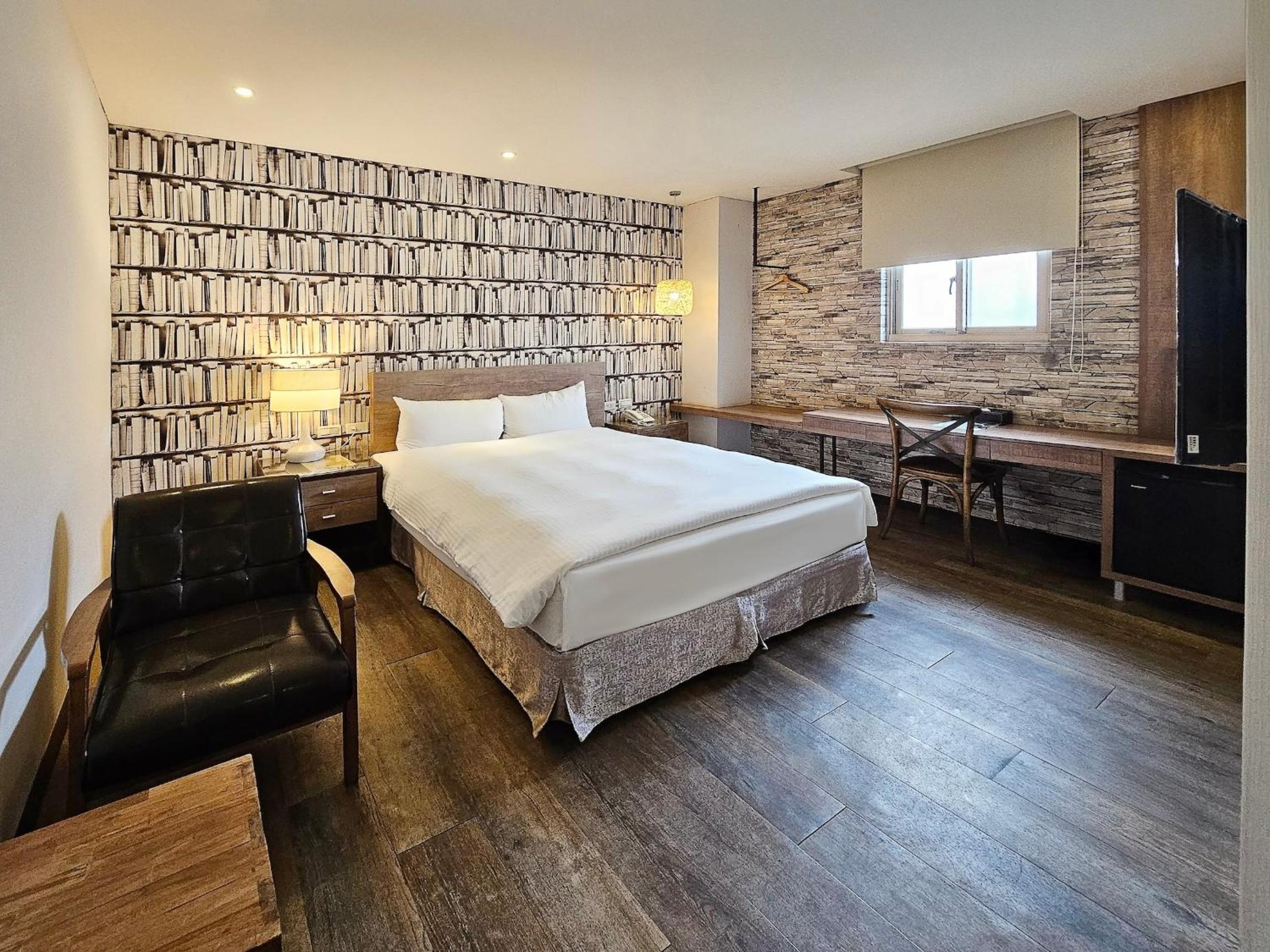 Deluxe Double Room with Bath - Photo 1