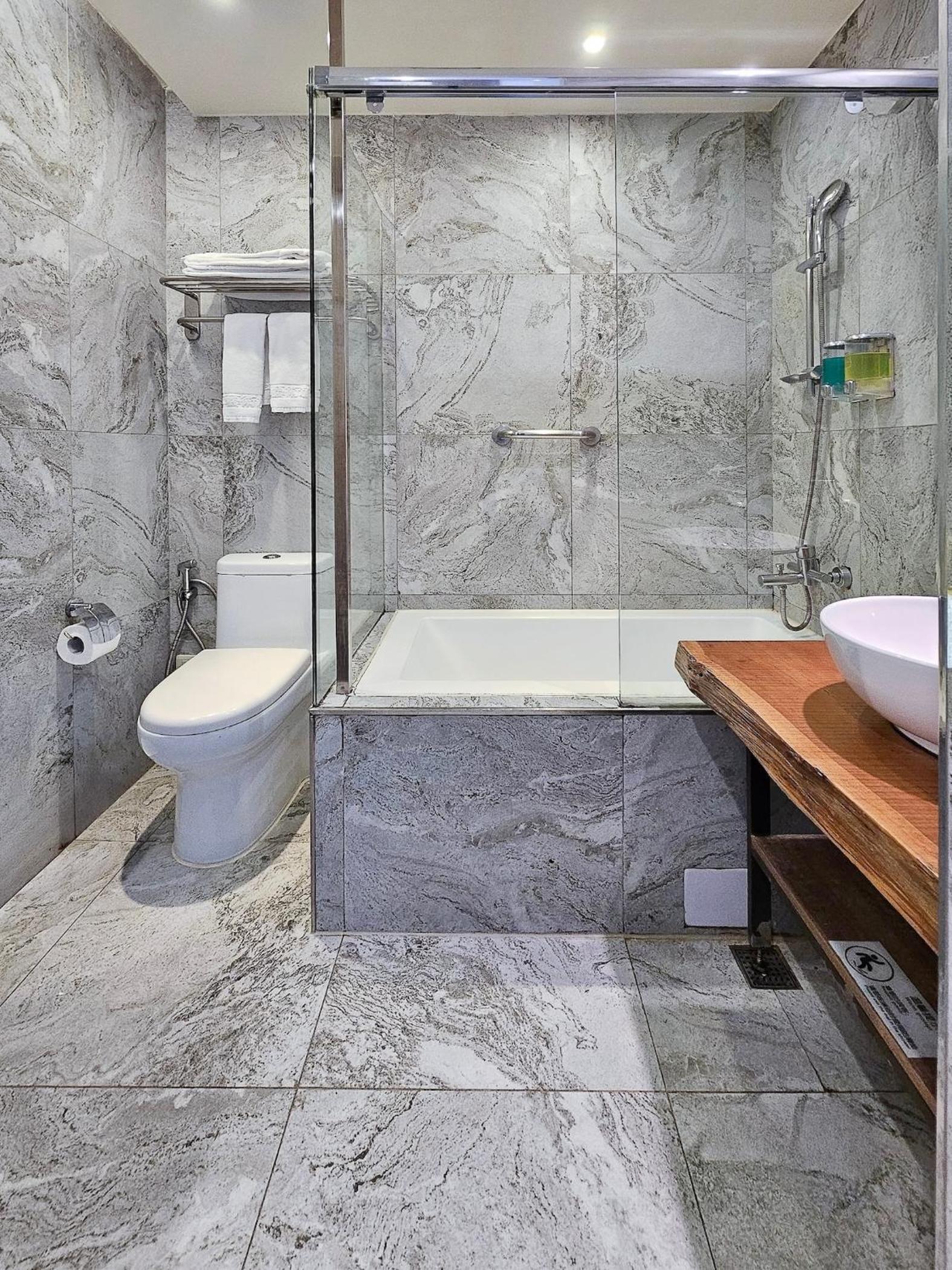Deluxe Double Room with Bath - Photo 3