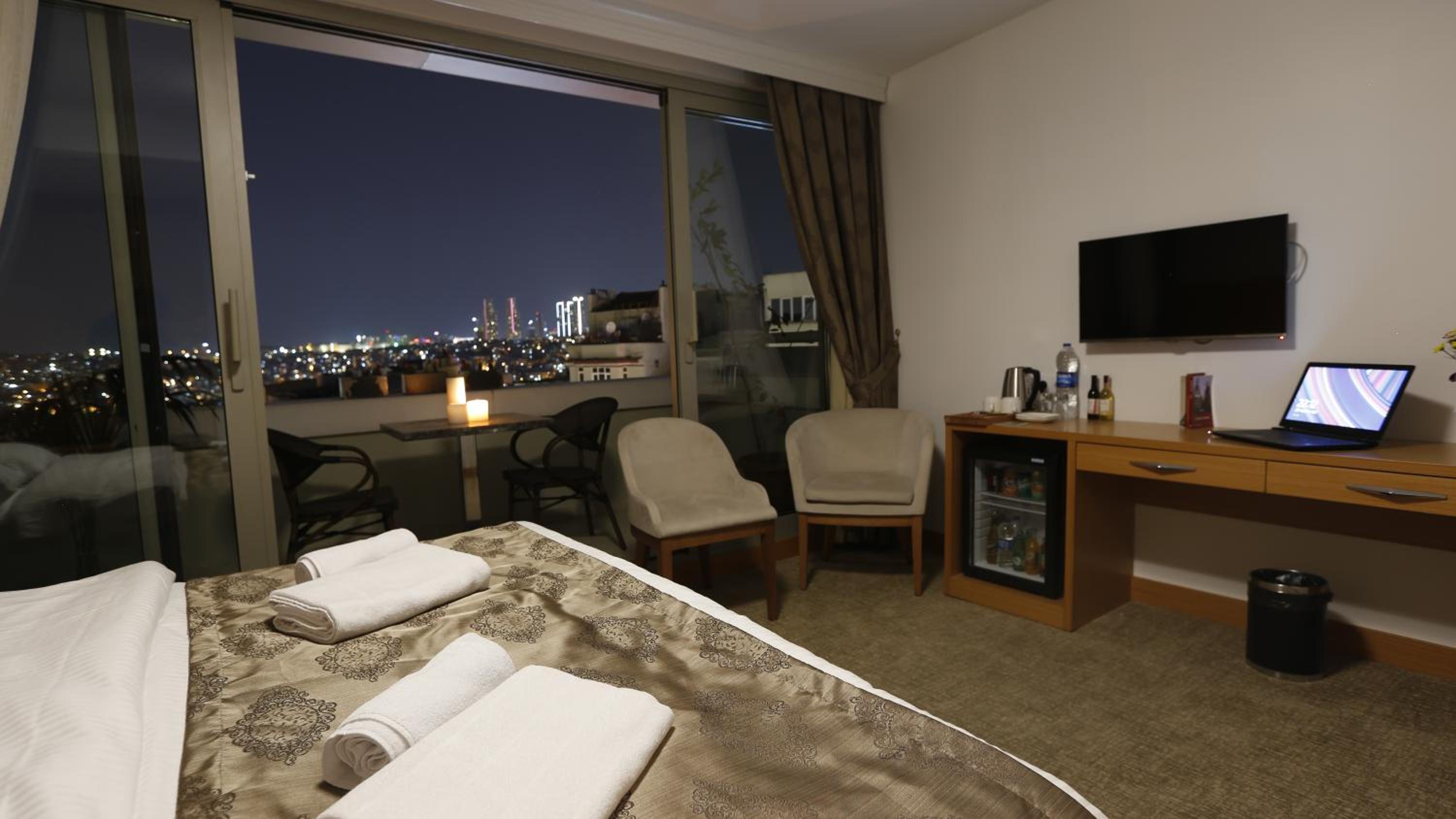 King Suite with Balcony photo 1