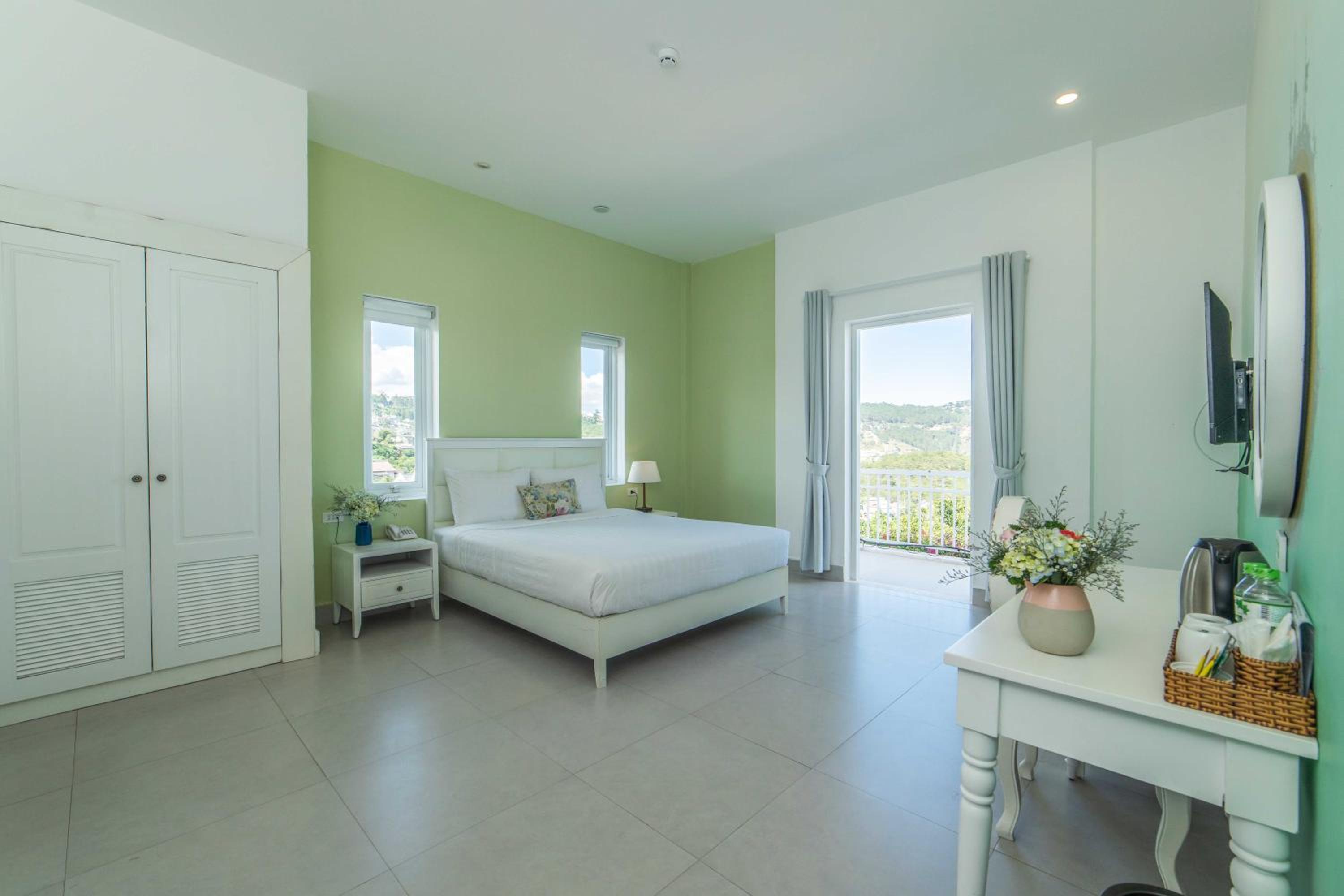 Queen Room with Balcony photo 2