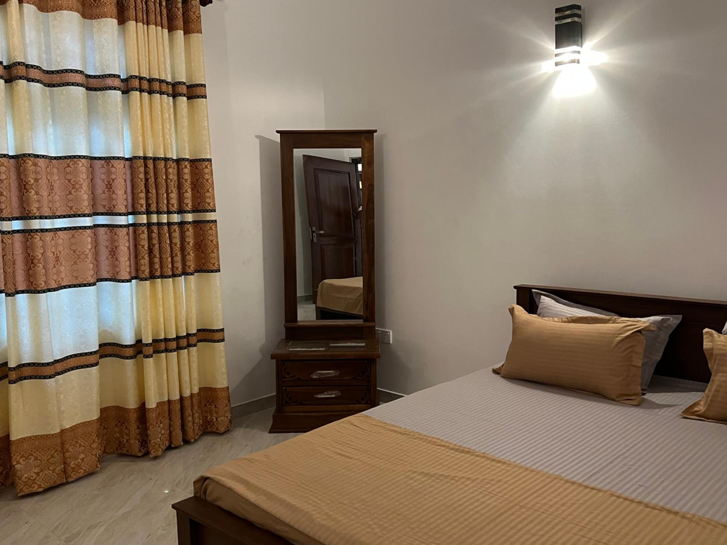 Economy Triple Room photo 3
