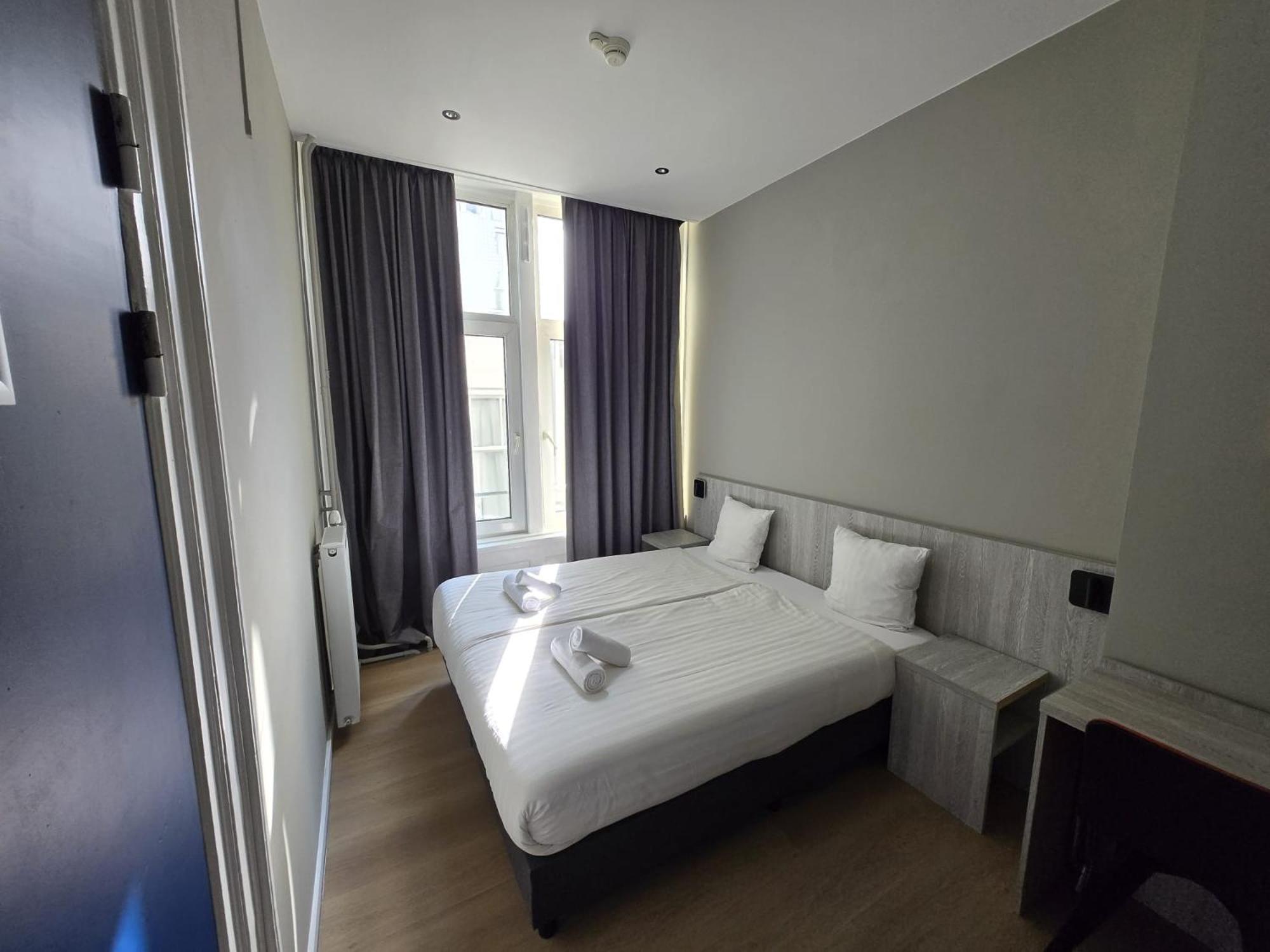 Double Room with Private Bathroom thumbnail 6