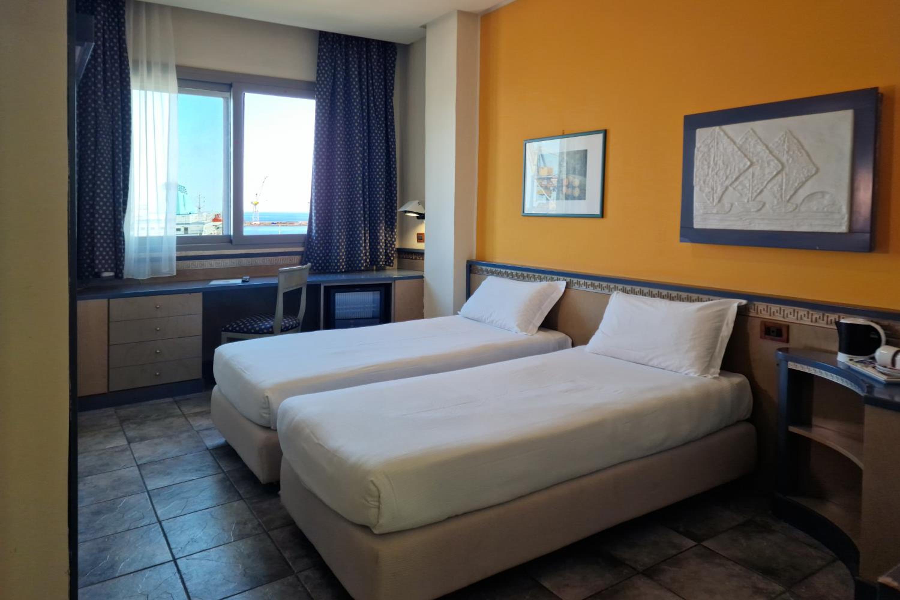Standard Twin Room with Harbor View - Photo 3