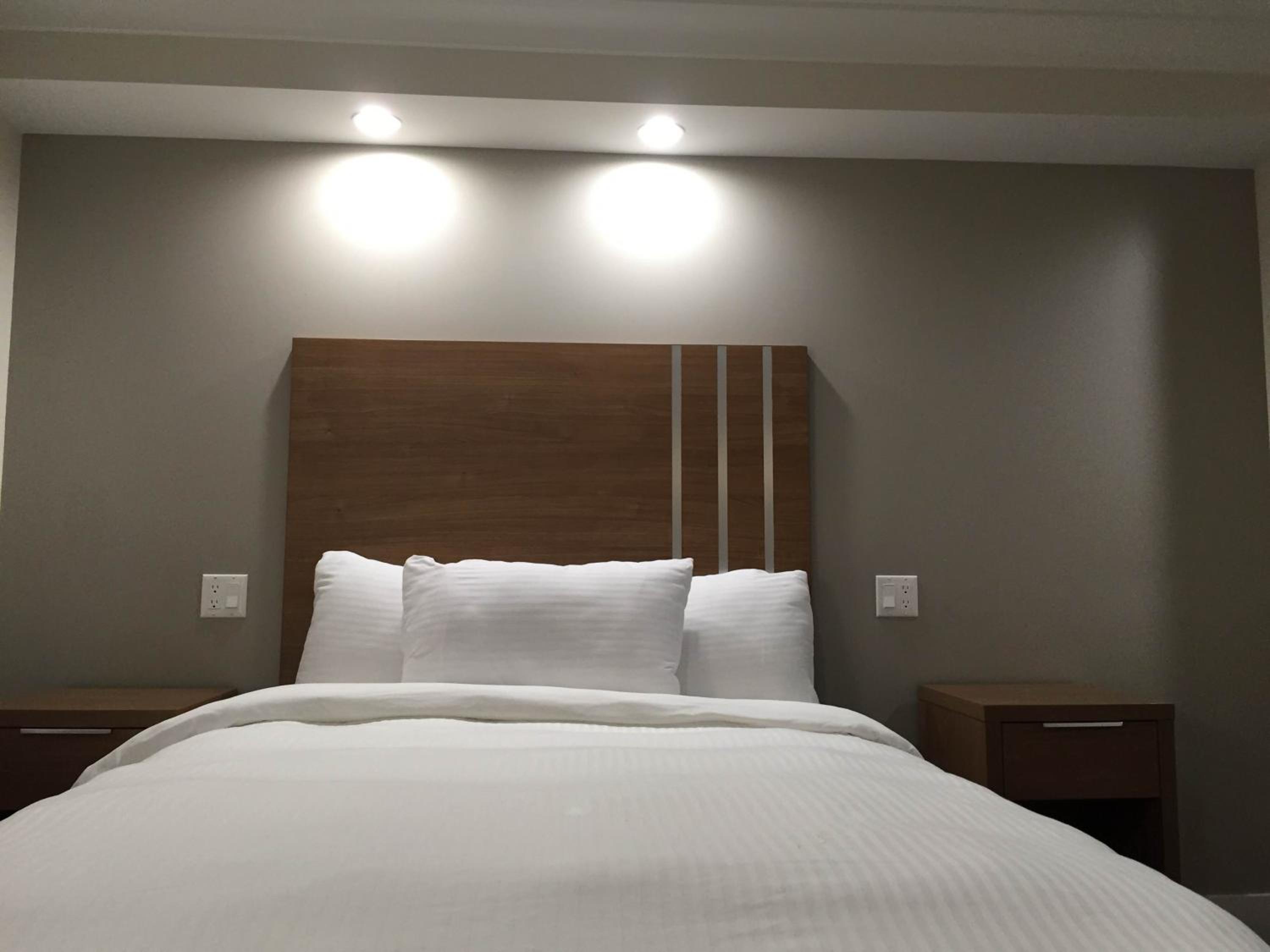 Premium Queen Room - Non-Smoking