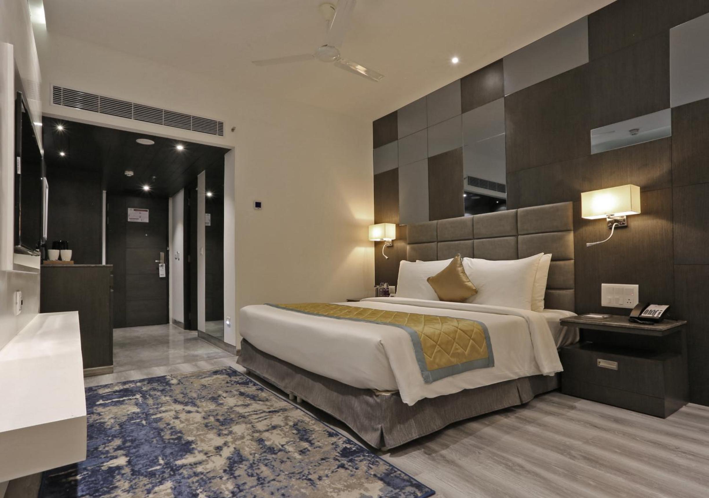 Deluxe King Room - Non-Smoking - Photo 1