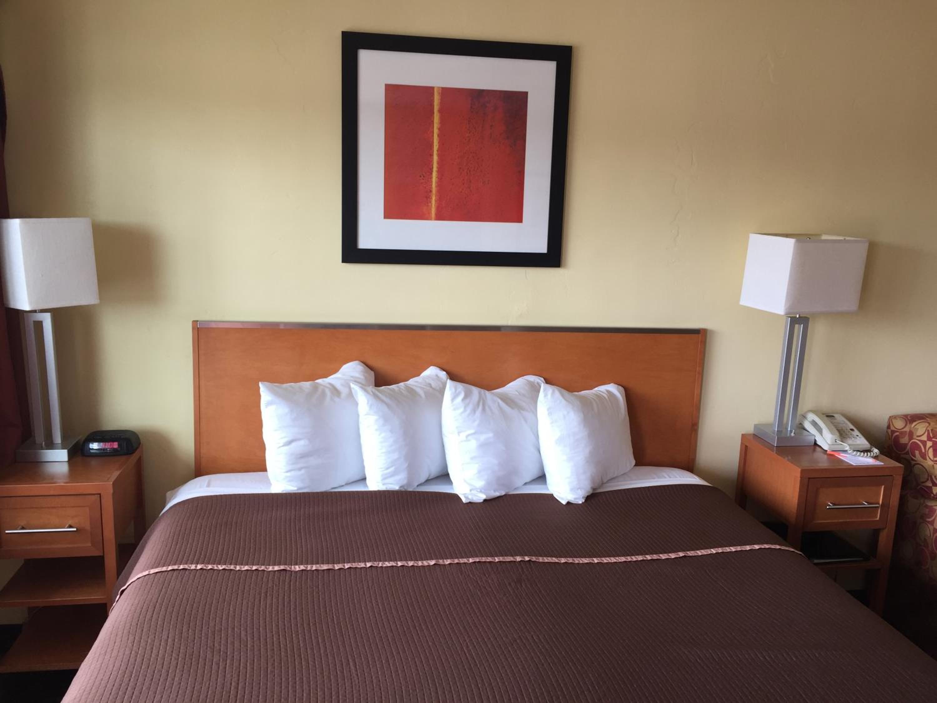 King Room - Non-Smoking - Photo 2