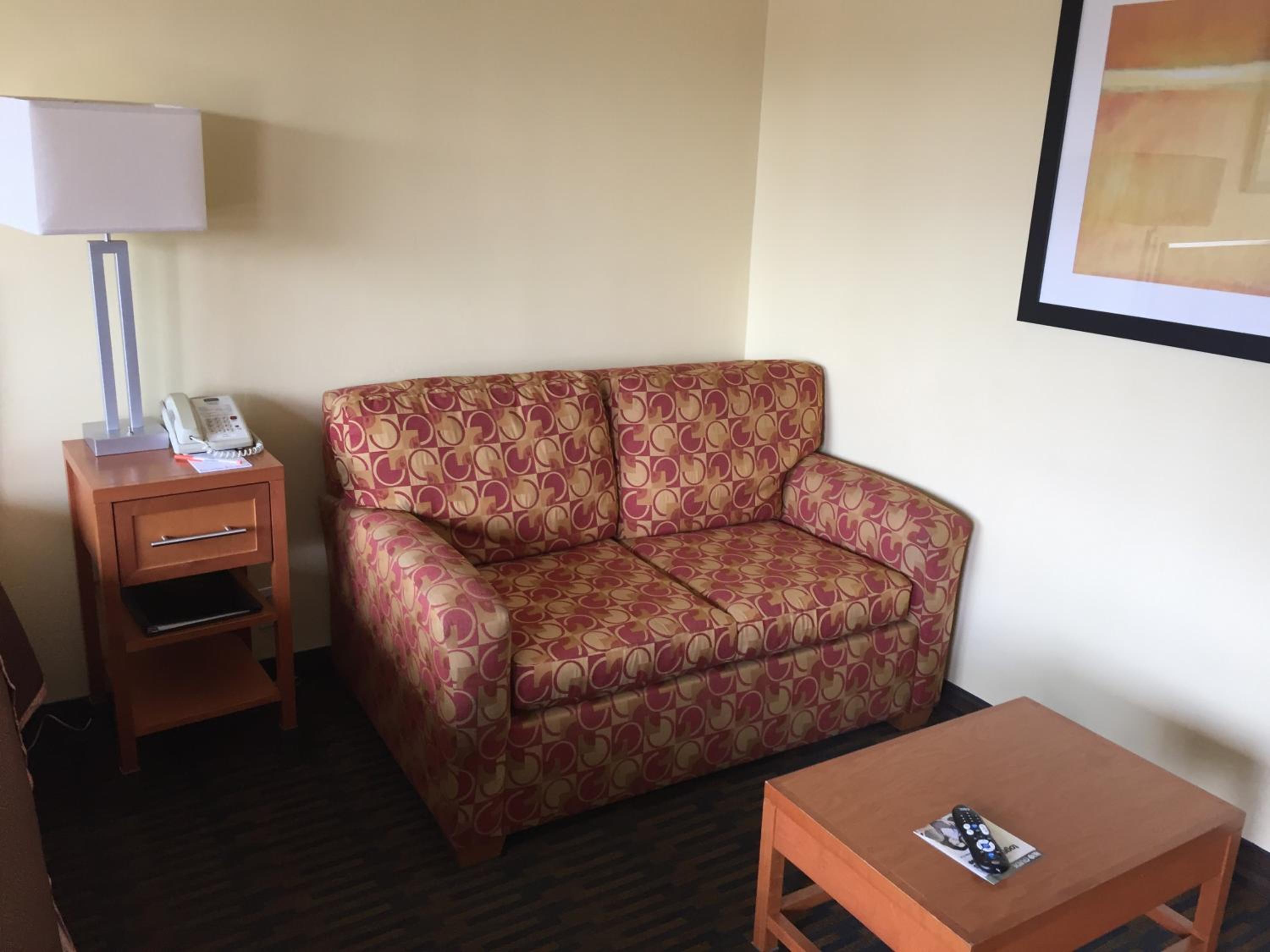 Business King Room with Sofa bed- Non-Smoking - Photo 1