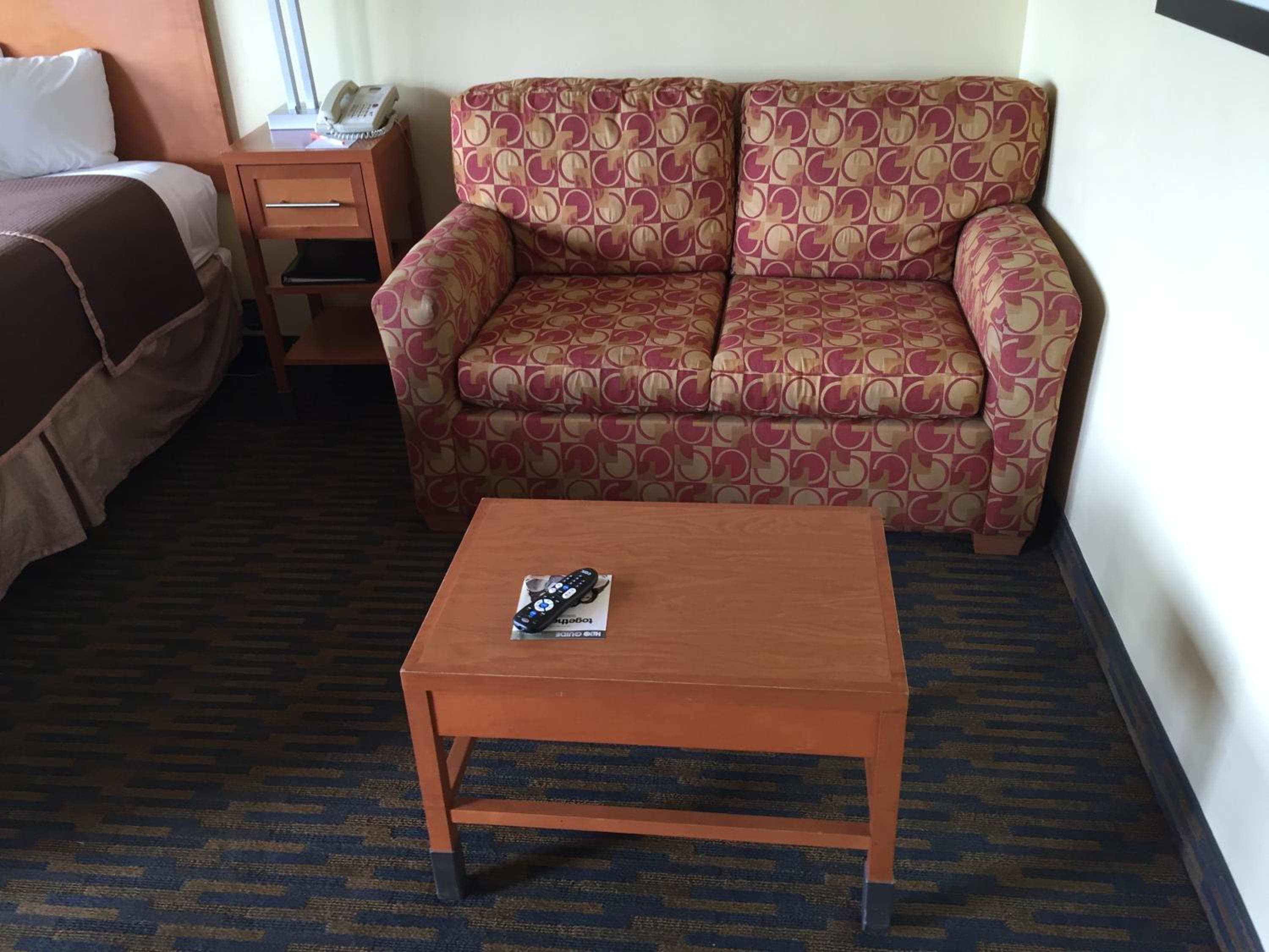 Business King Room with Sofa bed- Non-Smoking - Photo 5