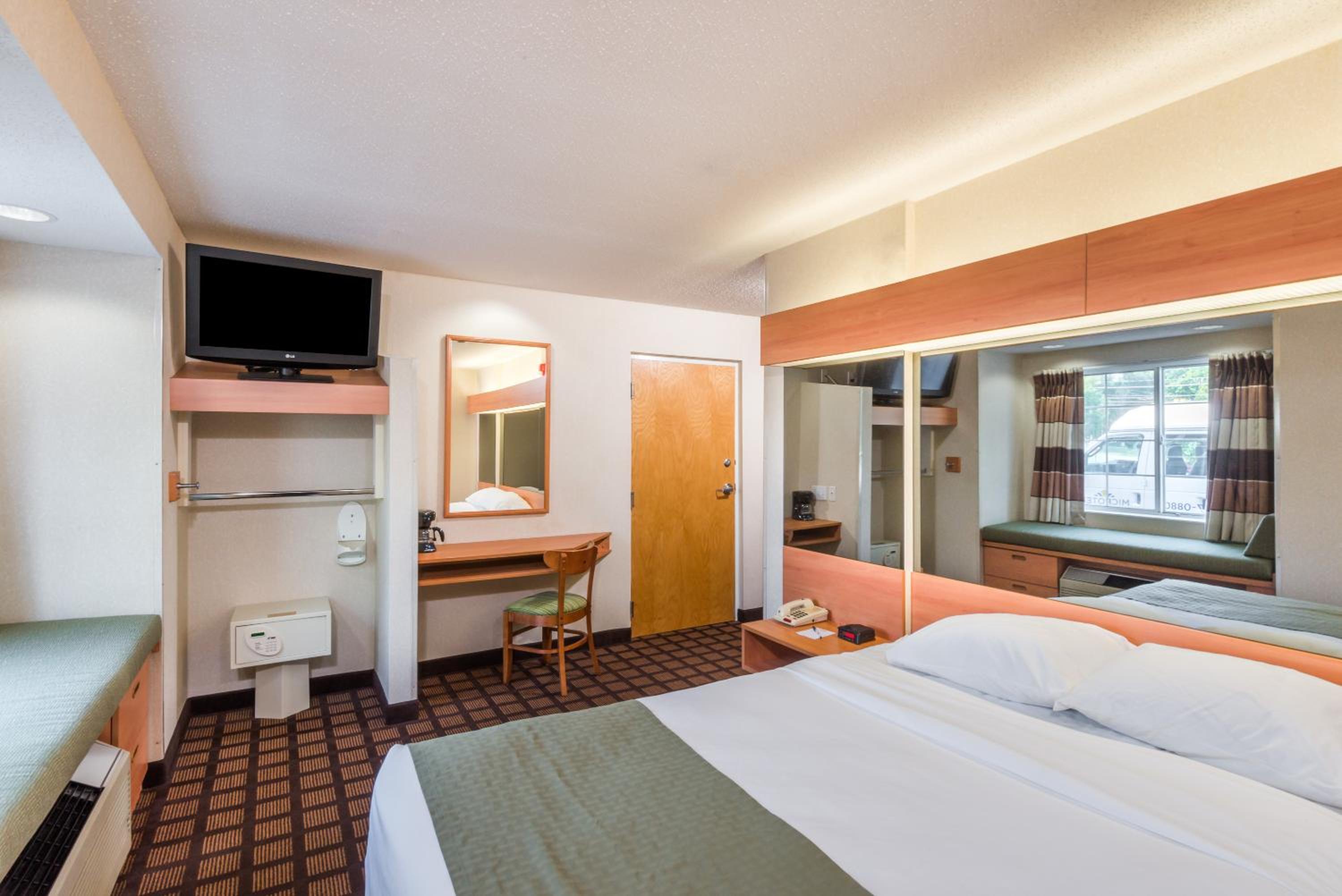 Queen Room - Mobility Access/Non-Smoking photo 1