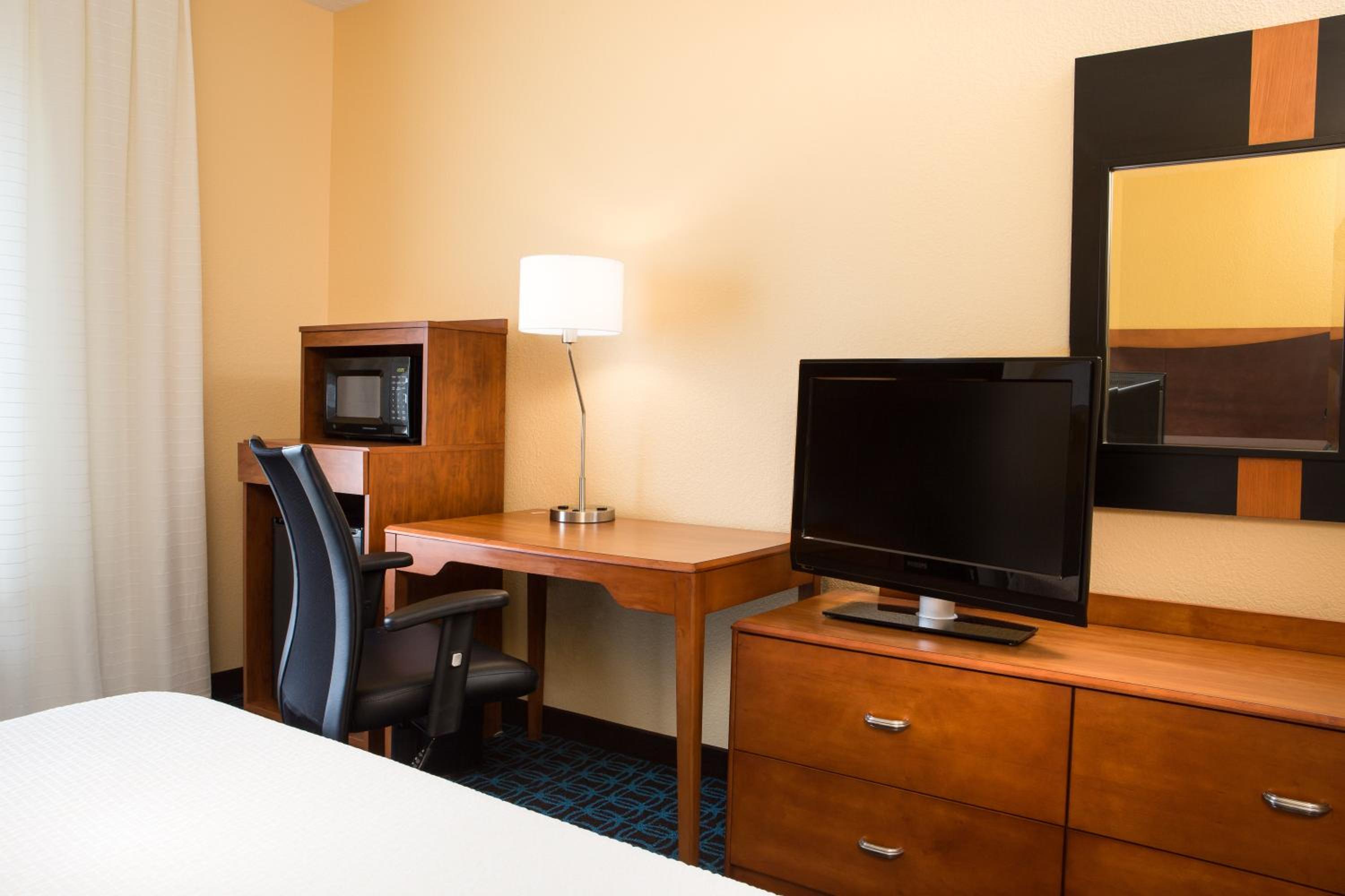 King Room - Non-Smoking - Photo 6