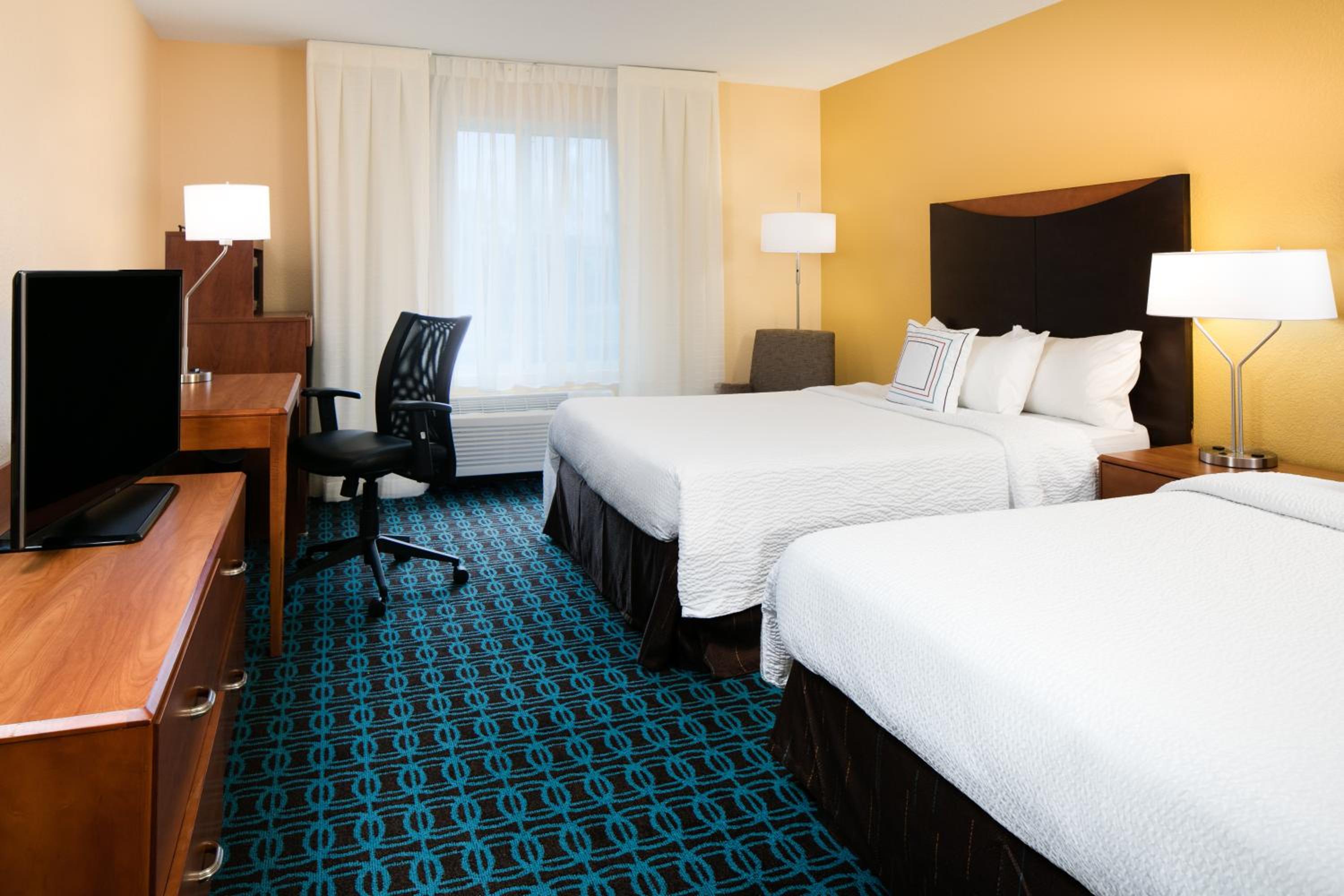 Queen Room with Two Queen Beds - Non-Smoking - Photo 8