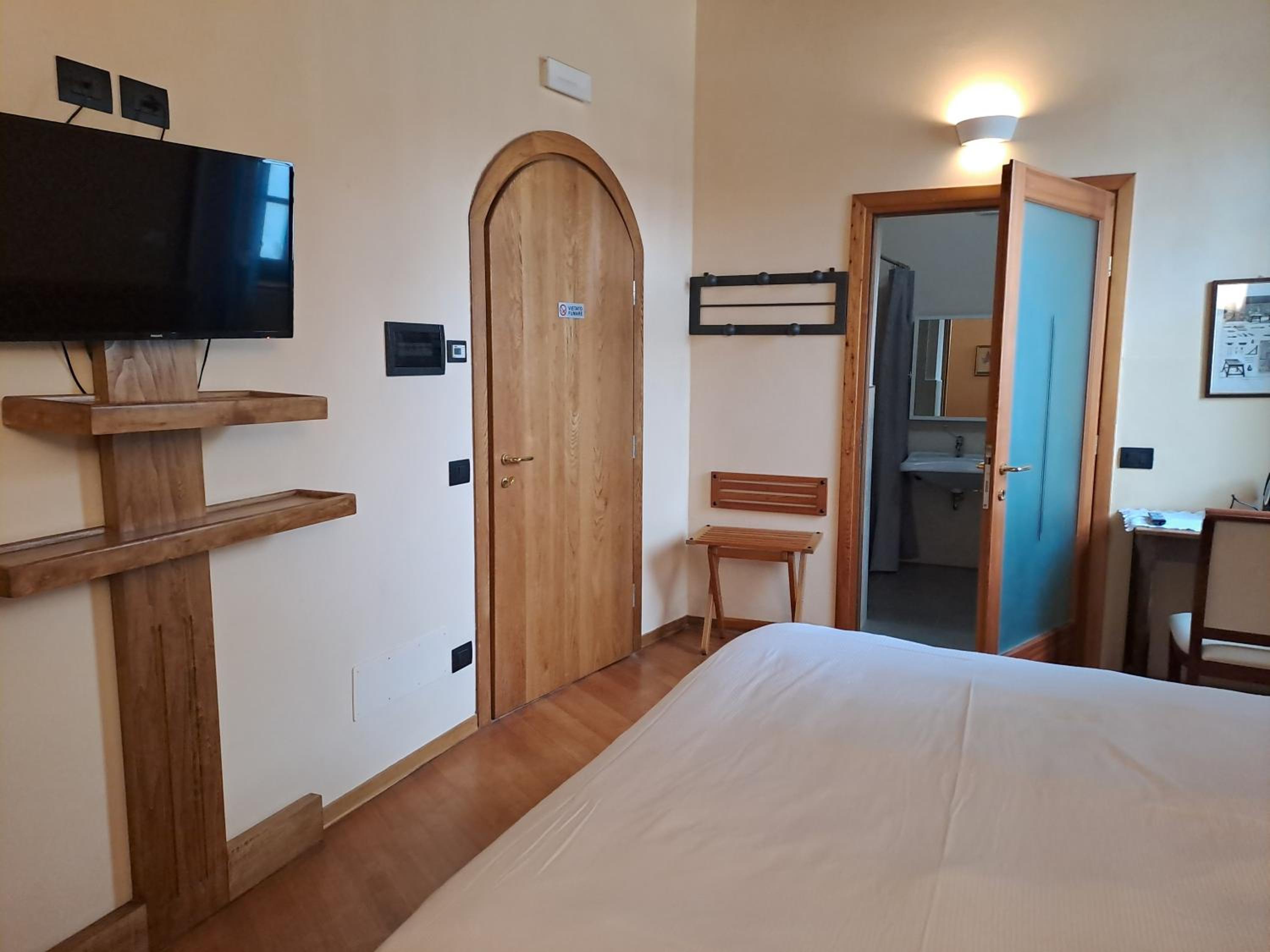 Double Room - Disability Access - Photo 10