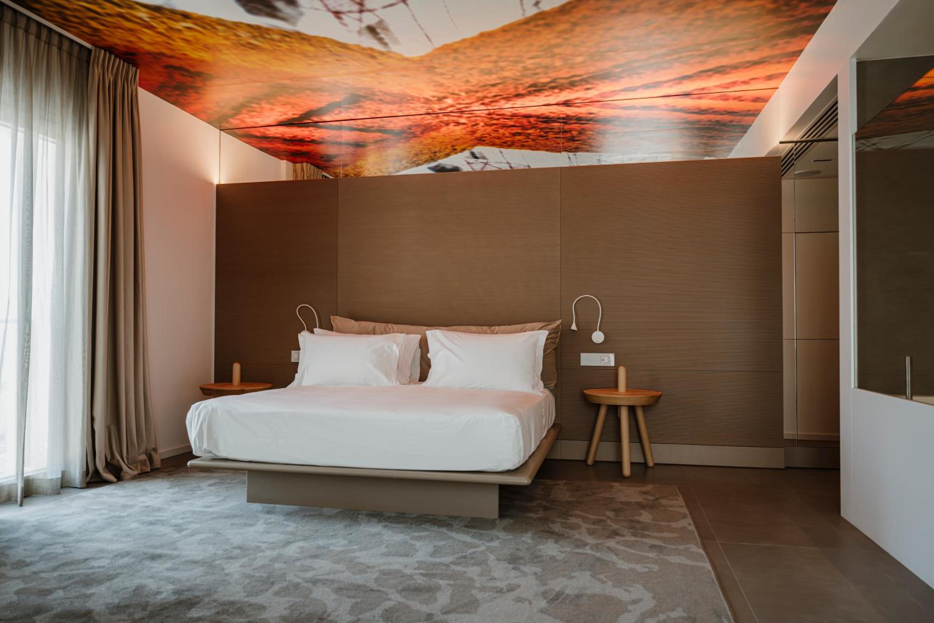Executive Suite - Photo 2