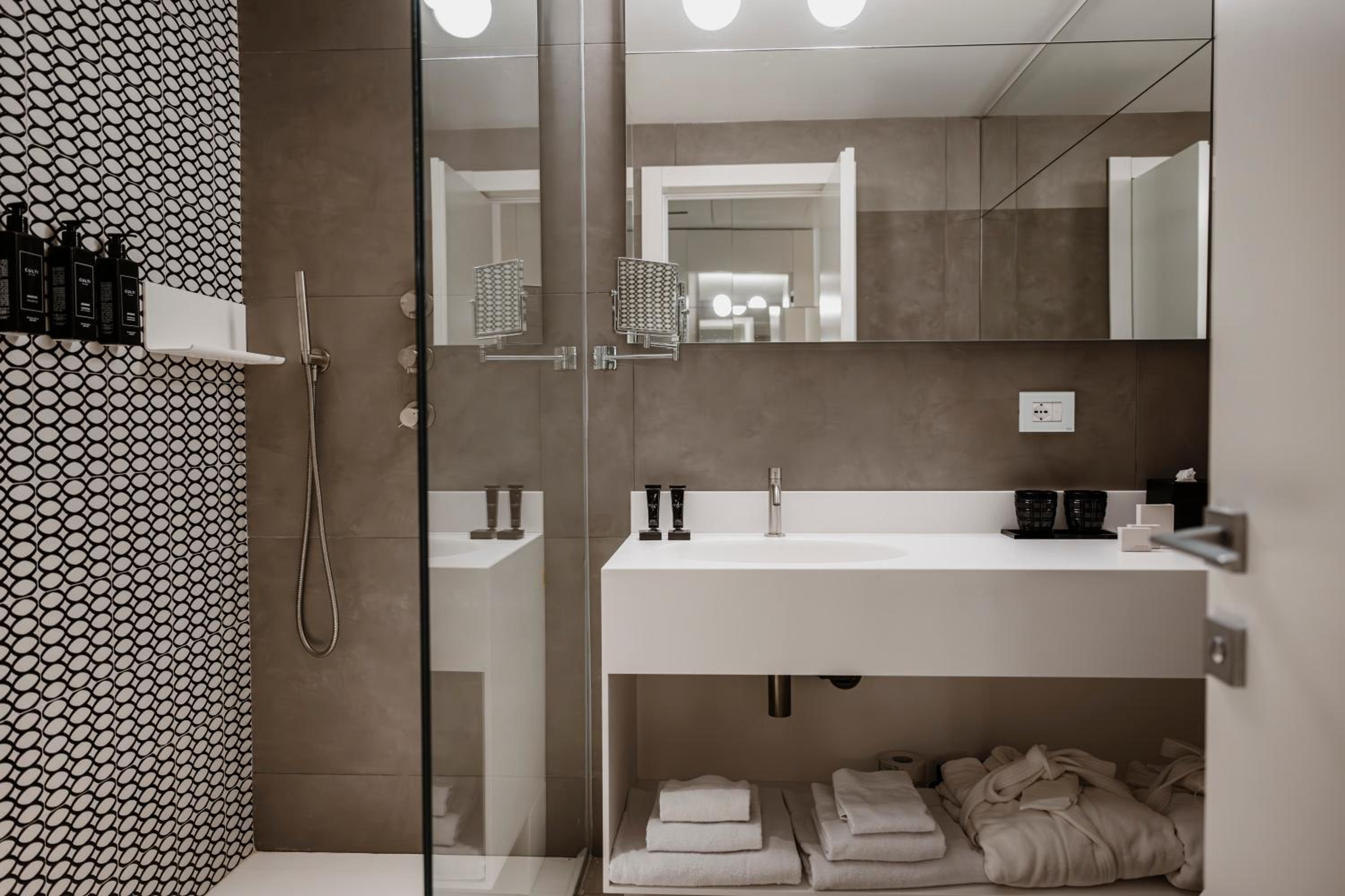 Executive Suite - Photo 4