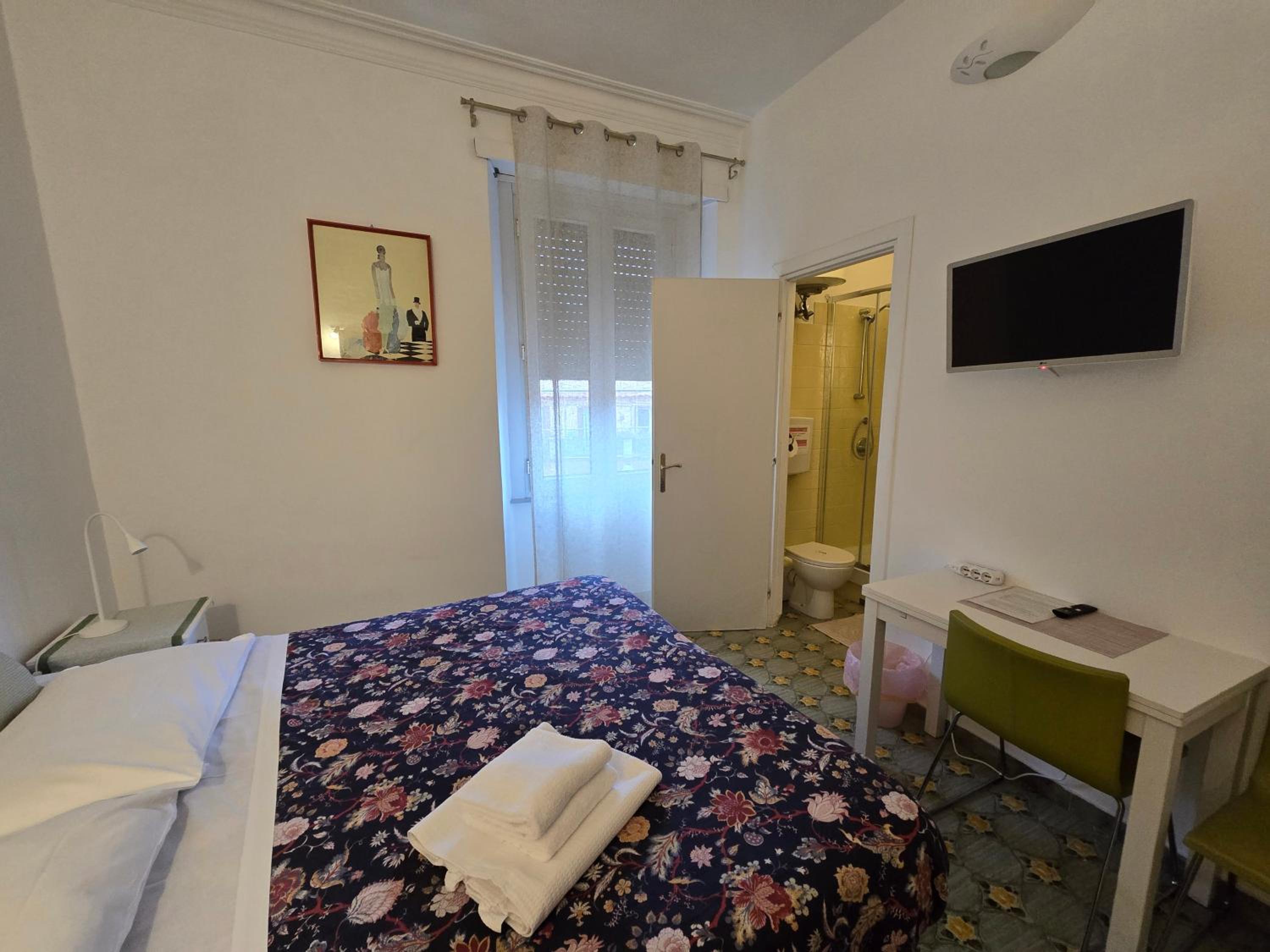Double or Twin Room with Private Bathroom photo 3