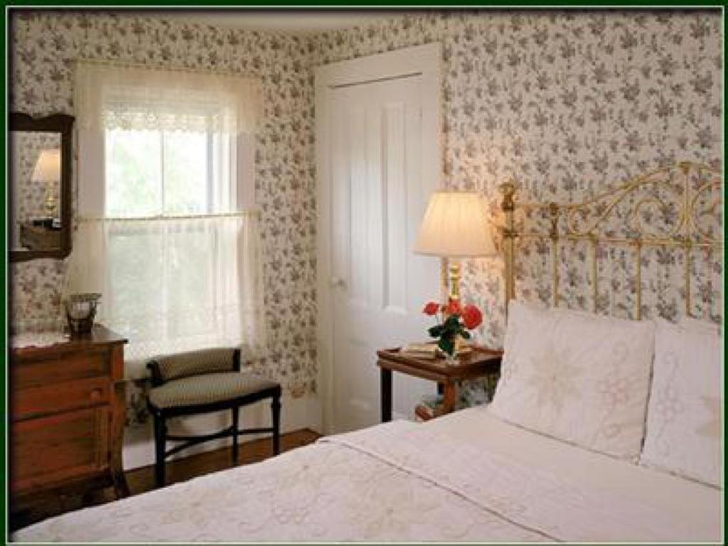 Queen Room with Garden View