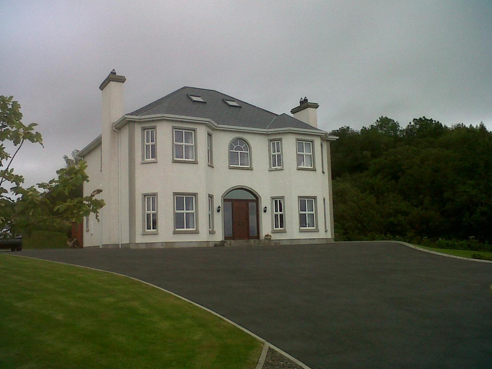 Three-Bedroom House - Photo 29
