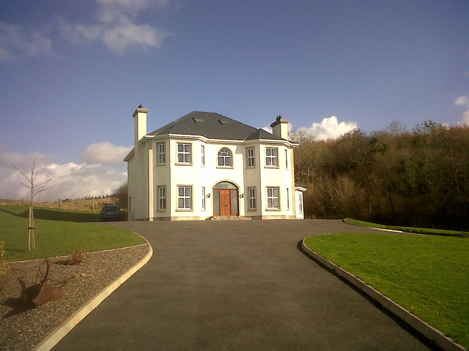 Three-Bedroom House - Photo 26