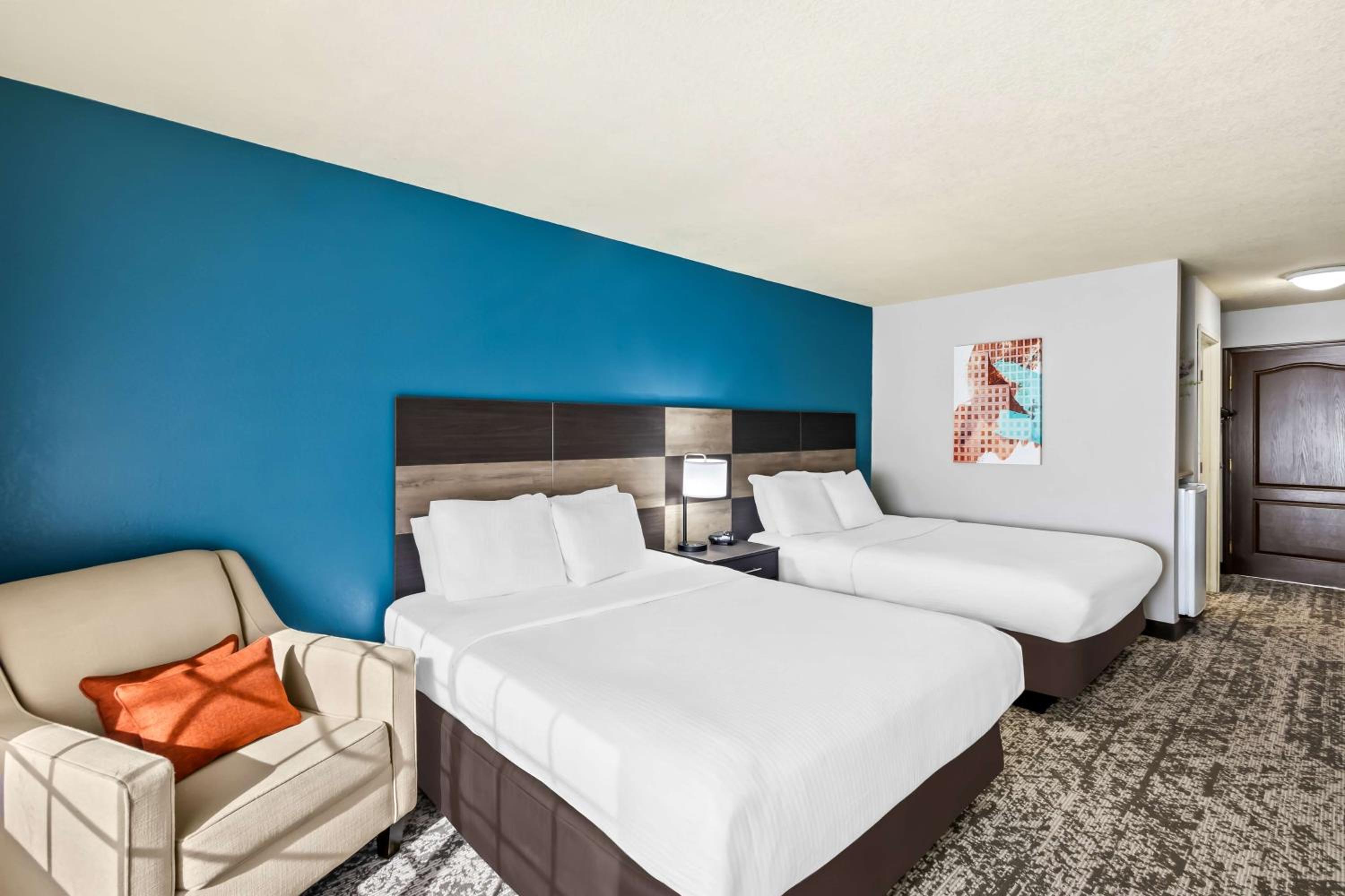 Queen Room with Two Queen Beds - Pet Friendly/Non-Smoking - Photo 2