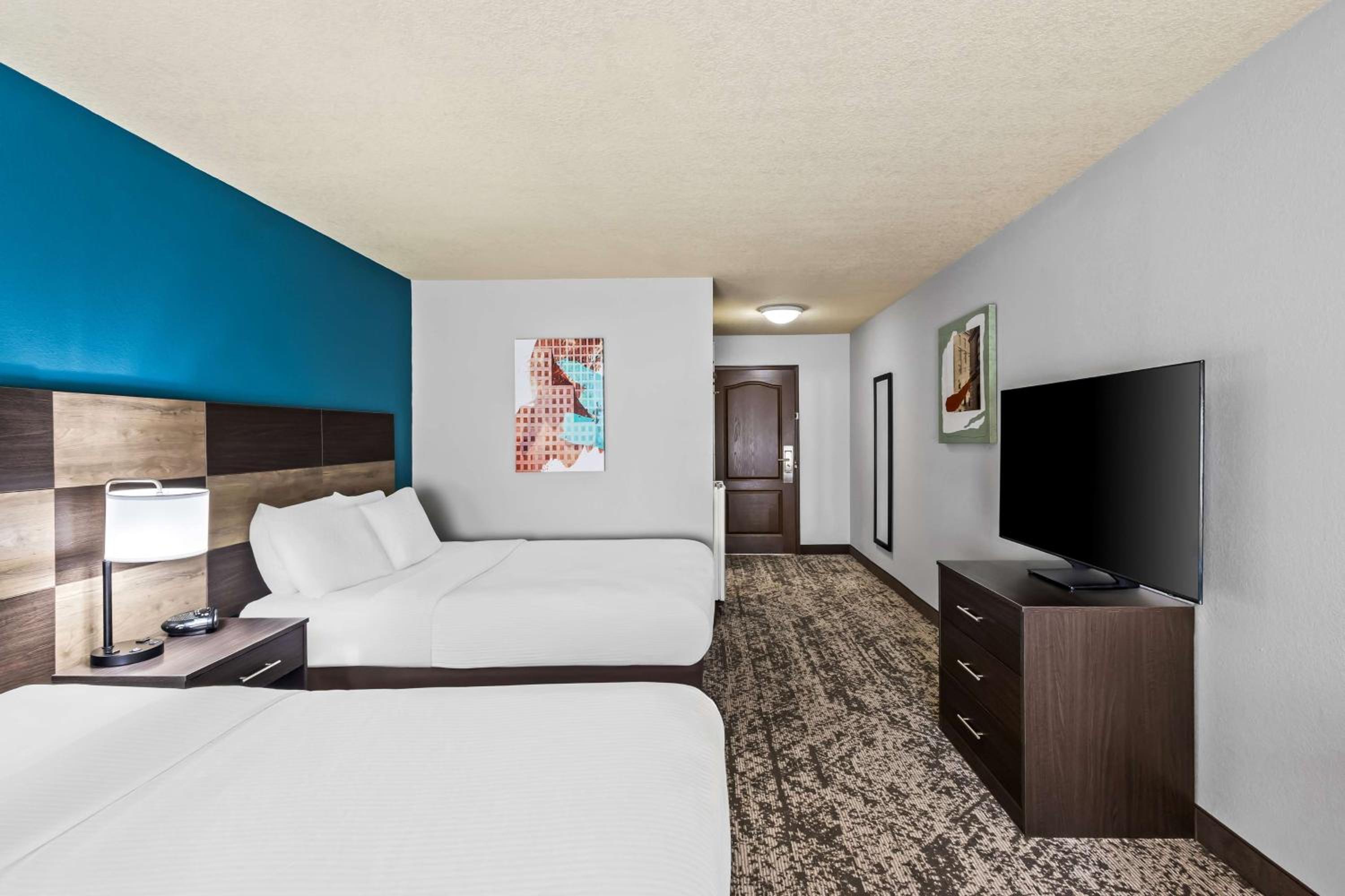 Queen Room with Two Queen Beds - Pet Friendly/Non-Smoking - Photo 3
